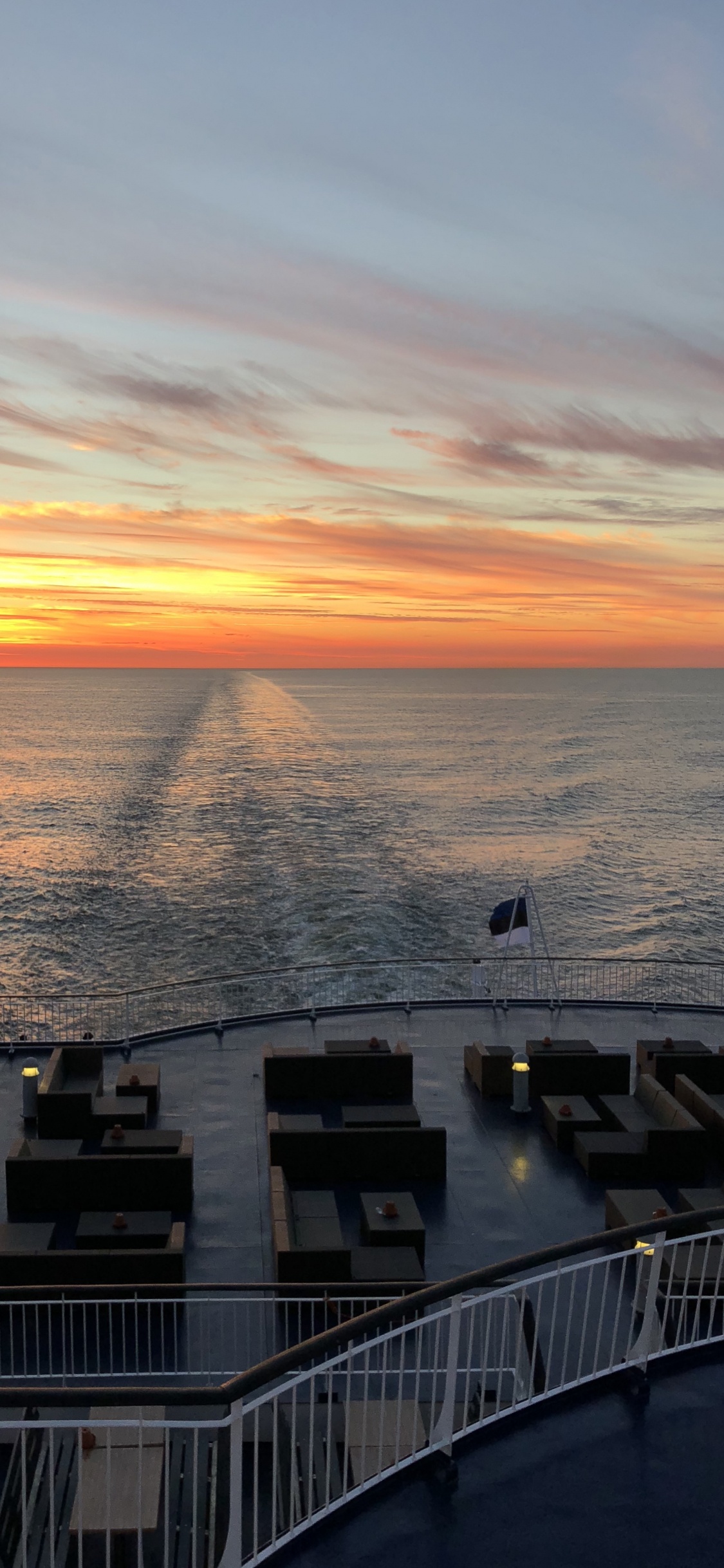 Обои море, паром, вода, пассажирское судно, водоем в разрешении 1125x2436