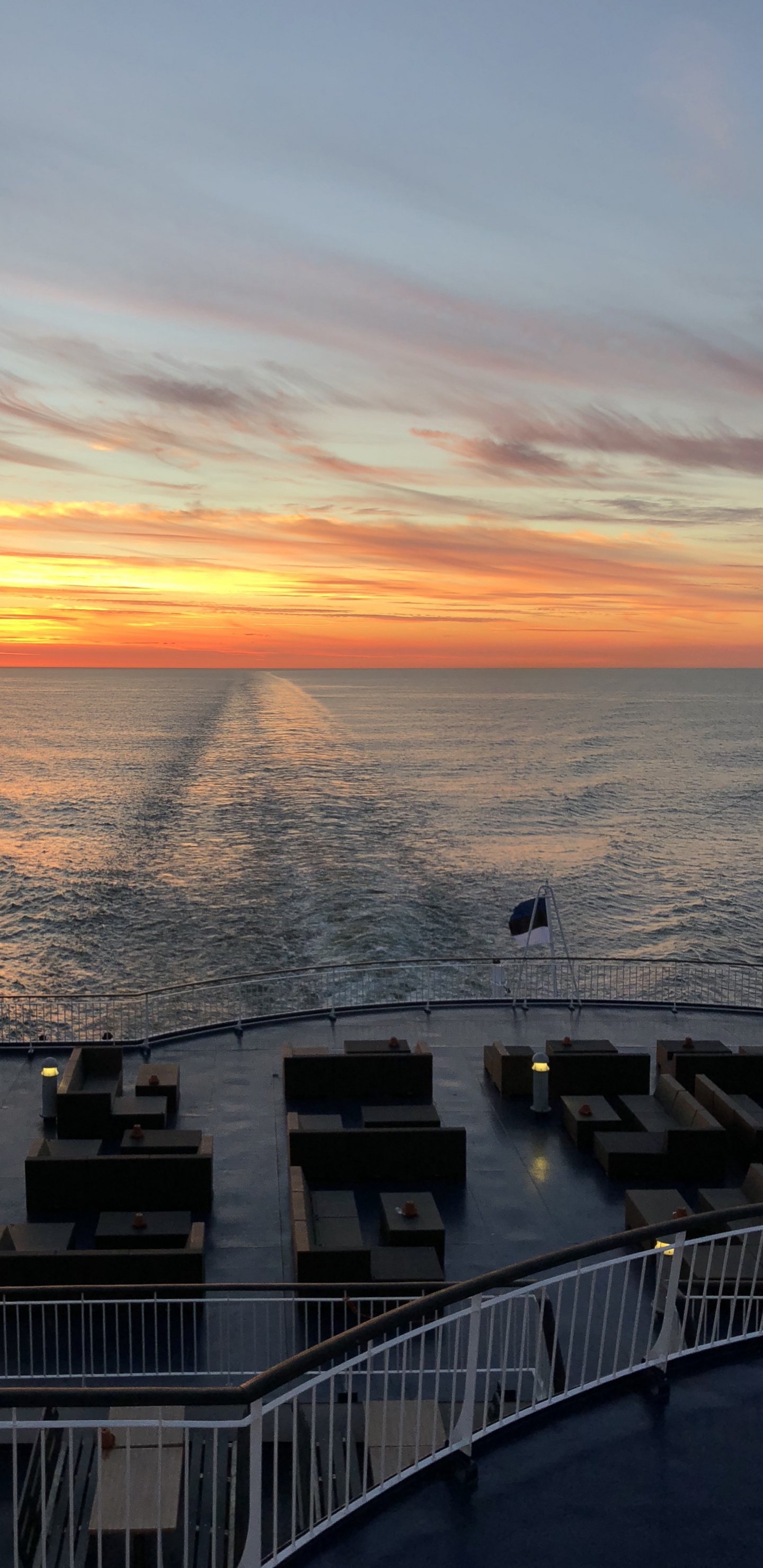 Обои море, паром, вода, пассажирское судно, водоем в разрешении 1440x2960