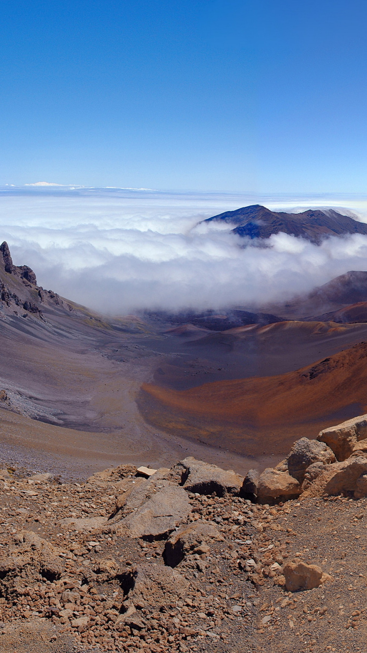 Обои кратер Халеакала, горный рельеф, гора, горный хребет, нагорье в разрешении 750x1334