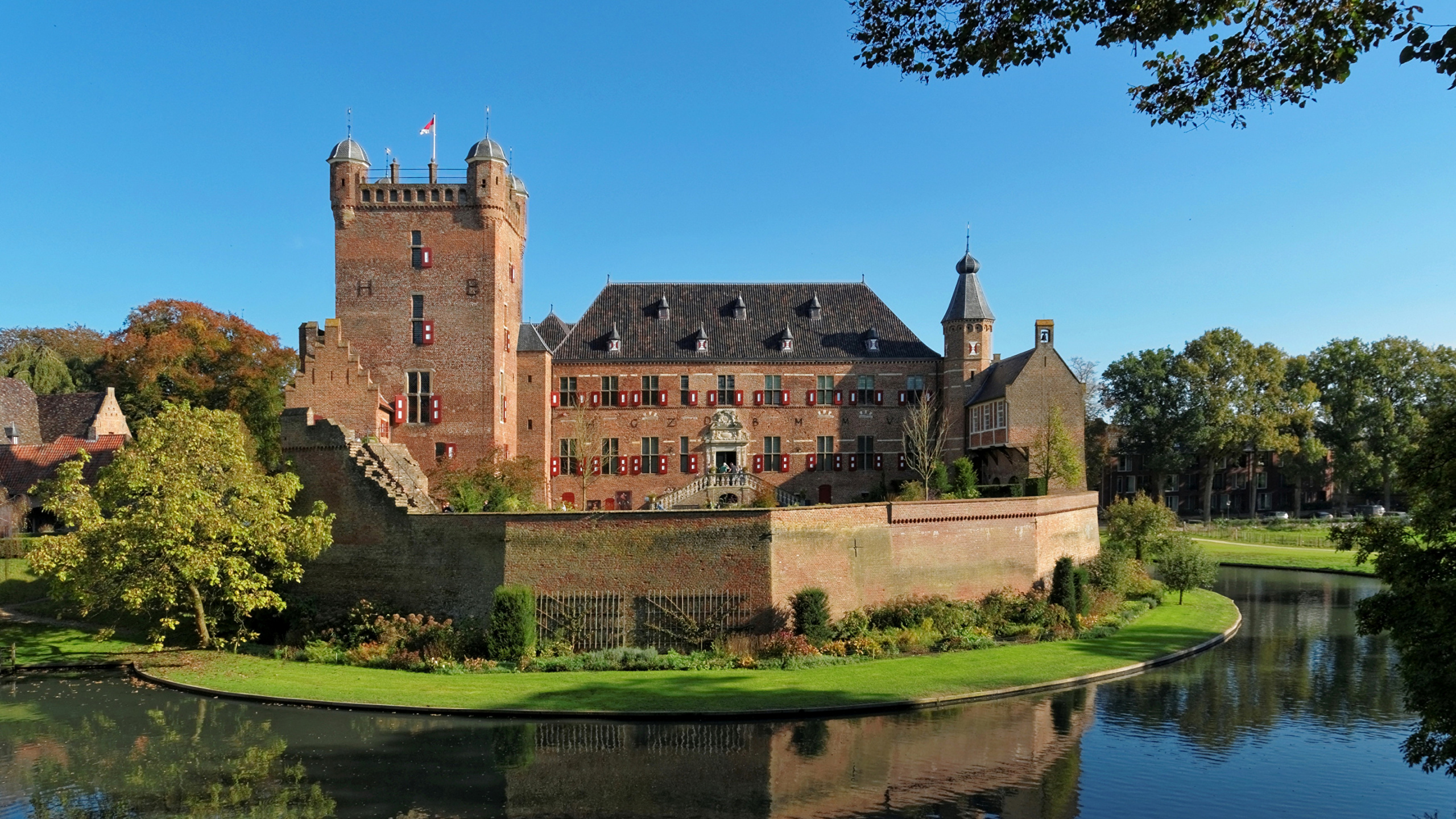 Обои отражение, ров, замок, водный путь, имущество в разрешении 2560x1440