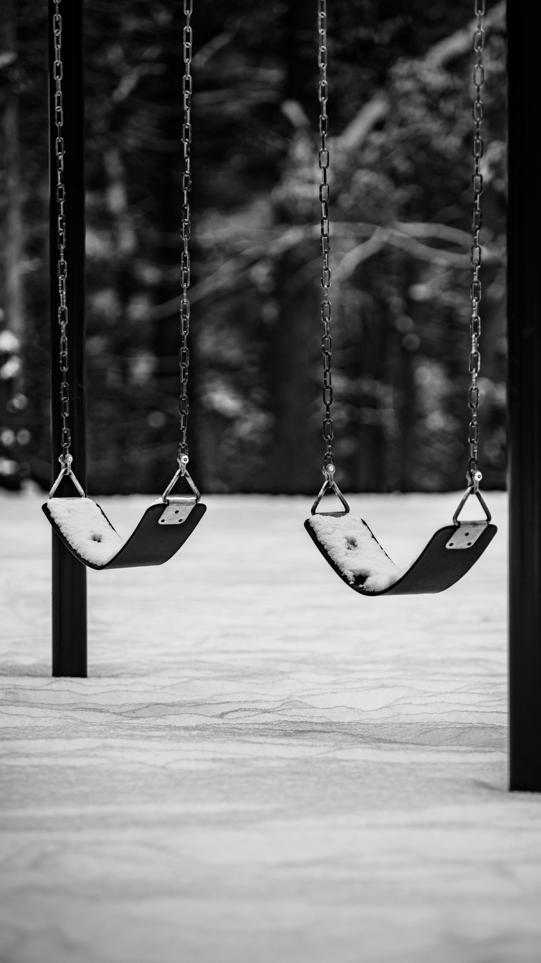 Обои качели, детство, черный и белый, белые, дерево в разрешении 1080x1920