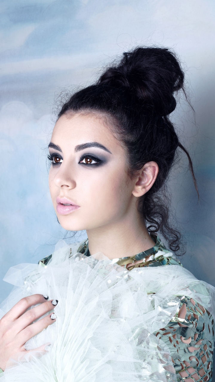 Обои Чарли xcx, волосы, белые, красота, прическа в разрешении 720x1280