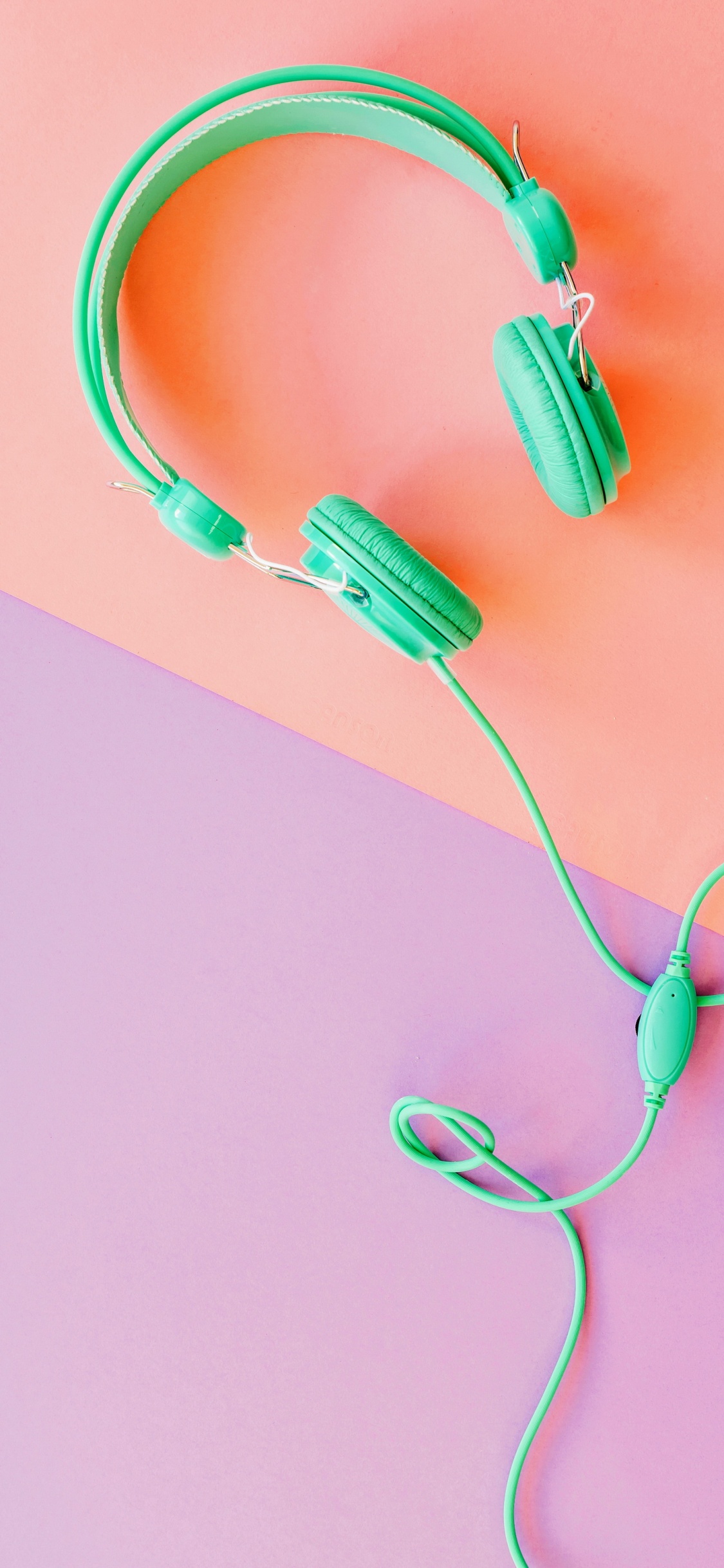 Обои звуковое оборудование, ухо, гаджет, розовый, палец в разрешении 1125x2436