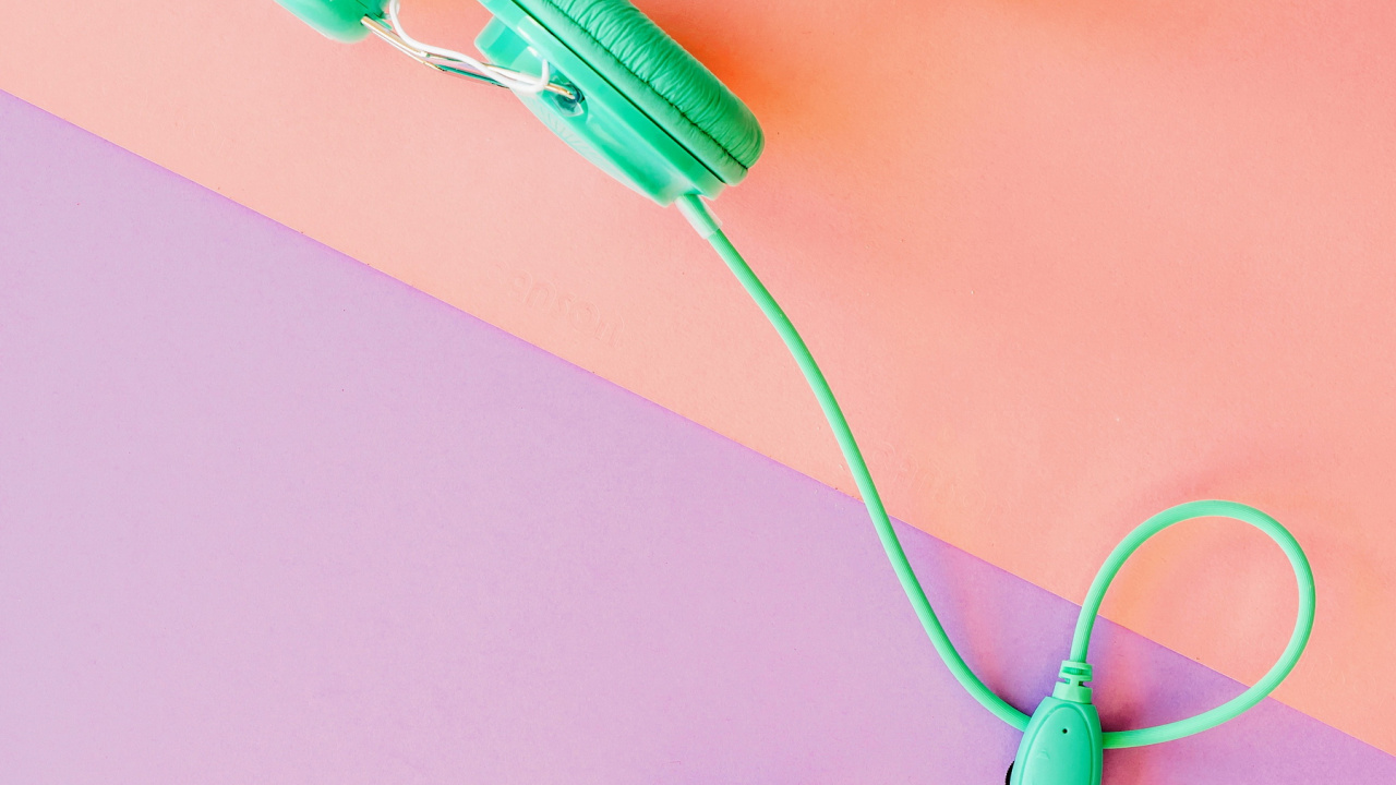 Обои звуковое оборудование, ухо, гаджет, розовый, палец в разрешении 1280x720