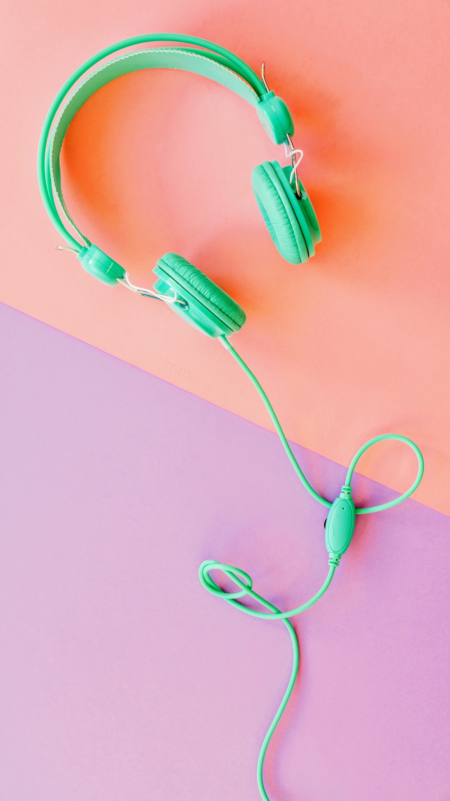 Обои звуковое оборудование, ухо, гаджет, розовый, палец в разрешении 1440x2560