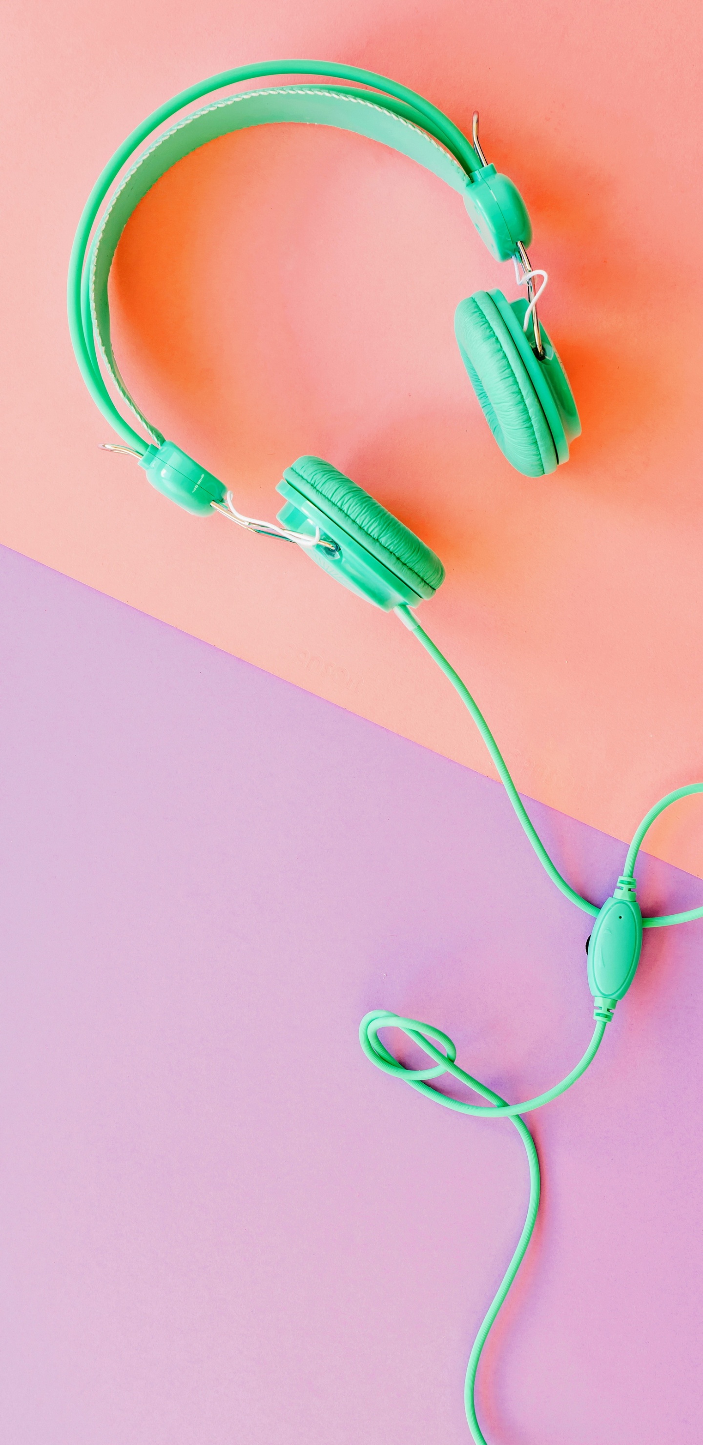 Обои звуковое оборудование, ухо, гаджет, розовый, палец в разрешении 1440x2960