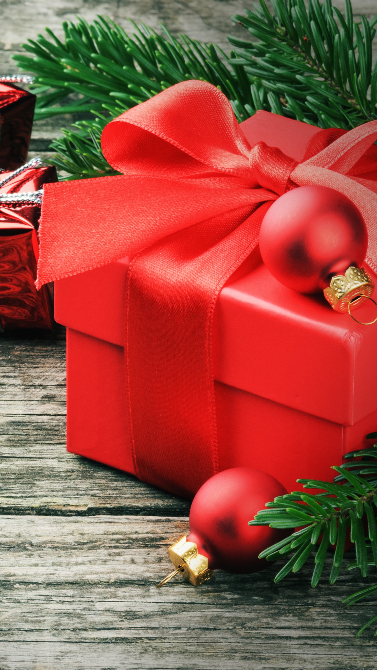 Обои подарок, Рождественский подарок, Рождественский день, красный цвет, Рождественские украшения в разрешении 1440x2560