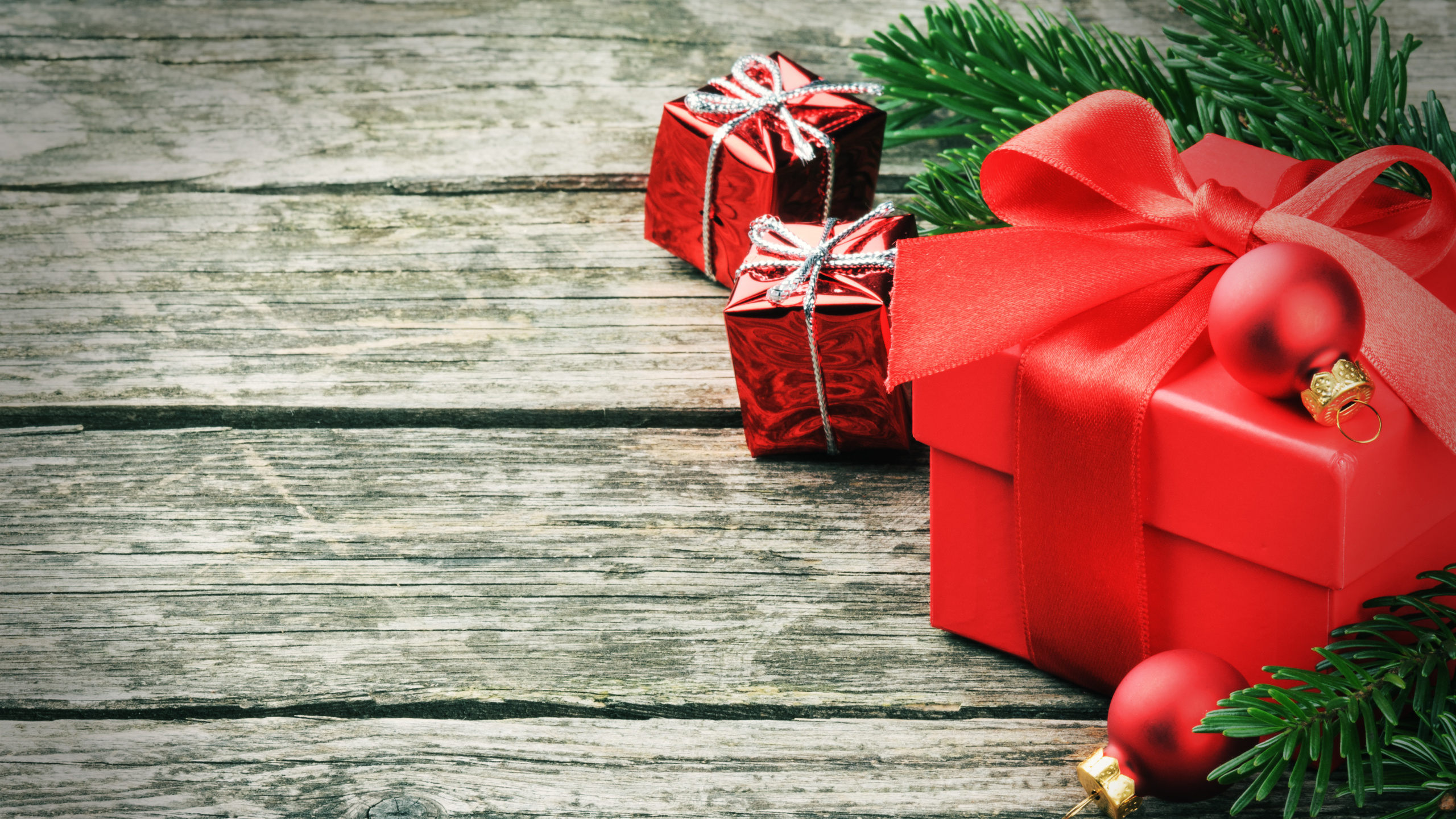 Обои подарок, Рождественский подарок, Рождественский день, красный цвет, Рождественские украшения в разрешении 2560x1440