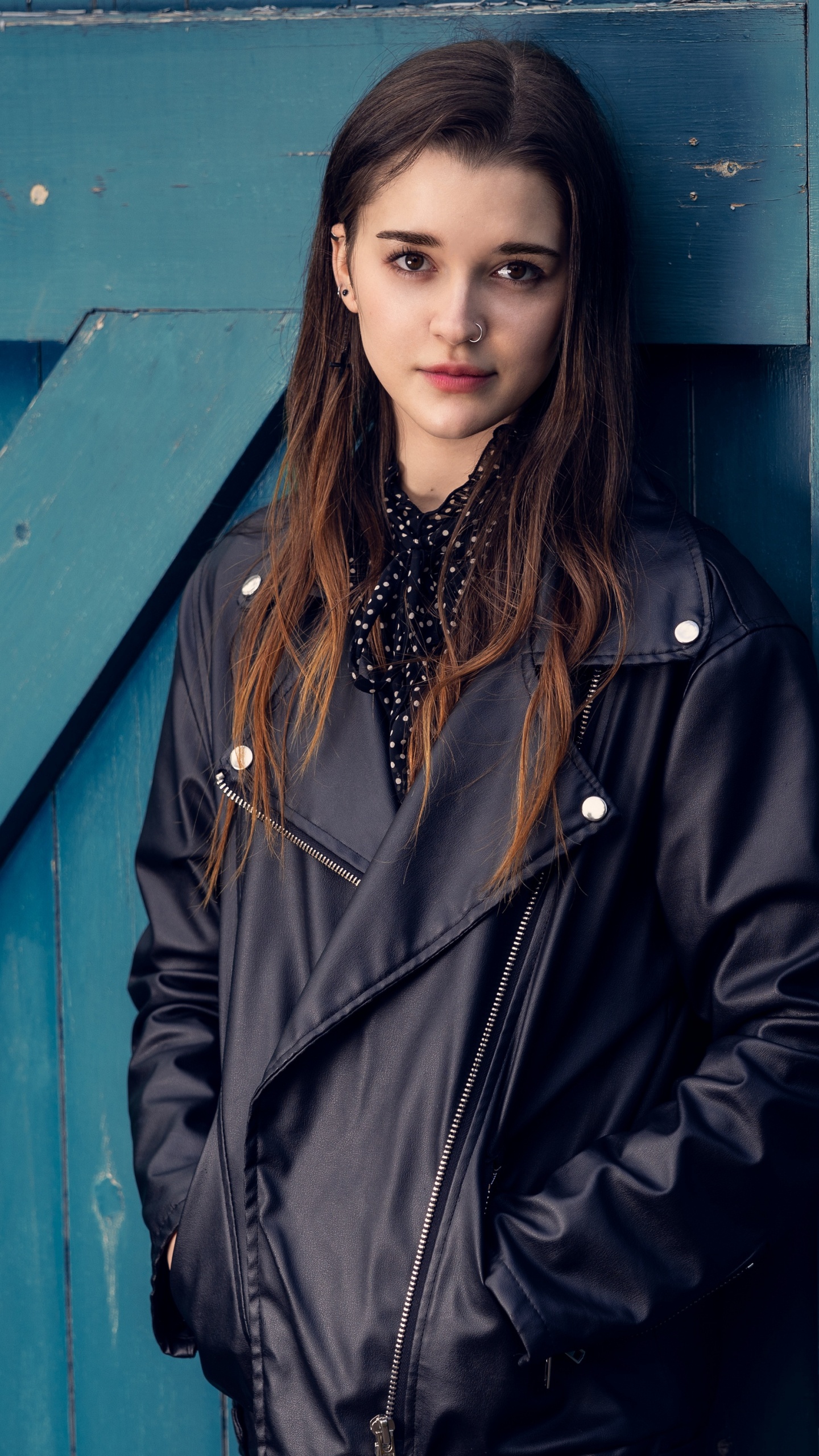 Обои синий, кожа, джинсовая ткань, леди, модель в разрешении 1440x2560