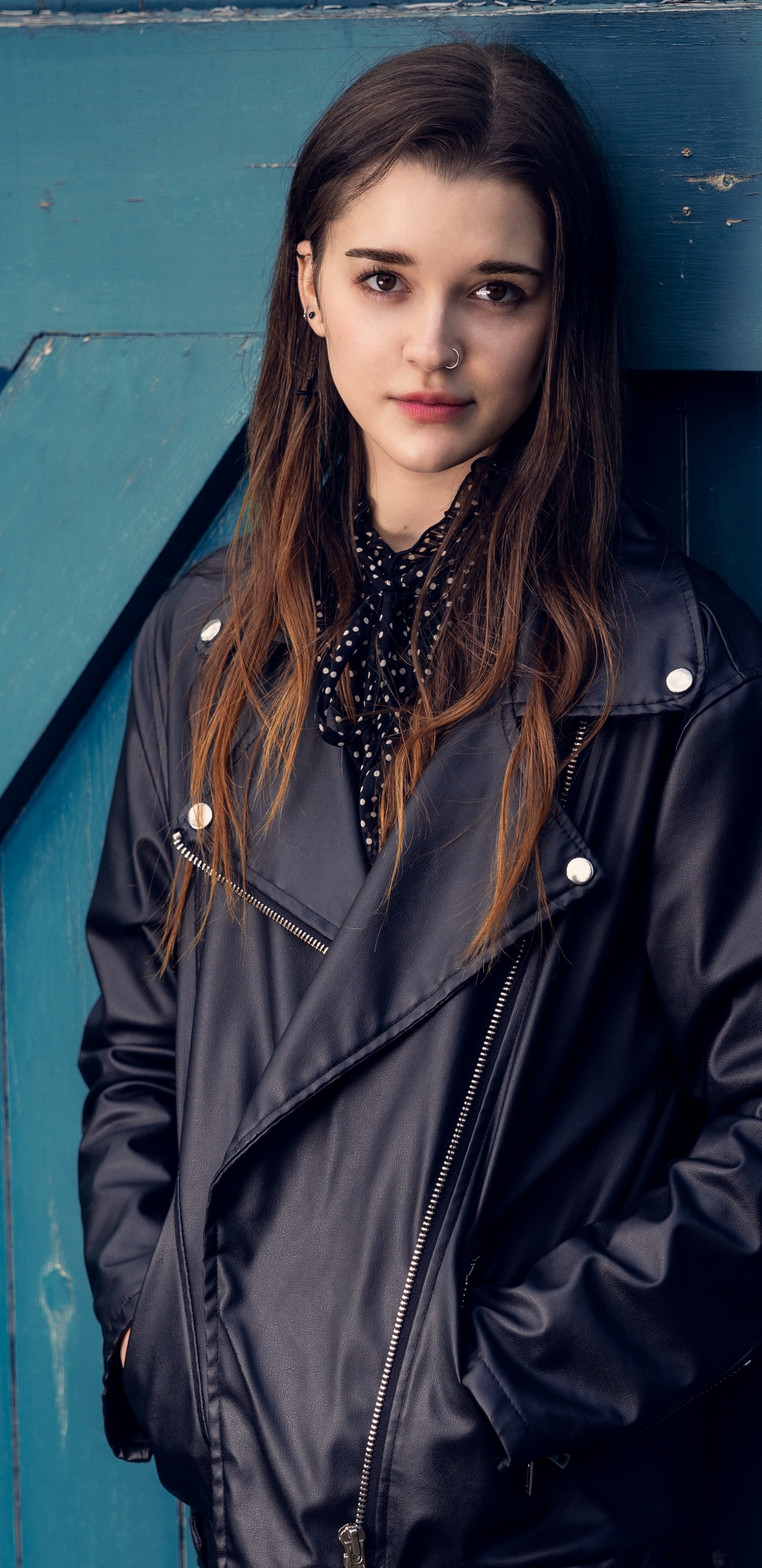 Обои синий, кожа, джинсовая ткань, леди, модель в разрешении 1440x2960