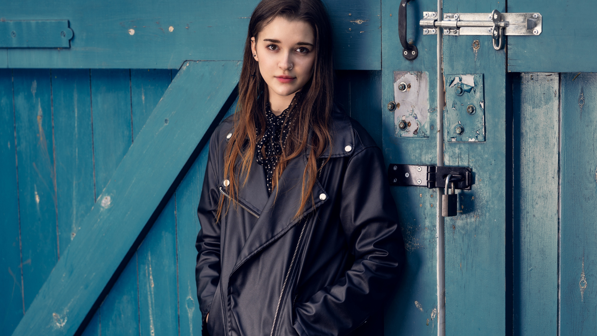 Обои синий, кожа, джинсовая ткань, леди, модель в разрешении 1920x1080