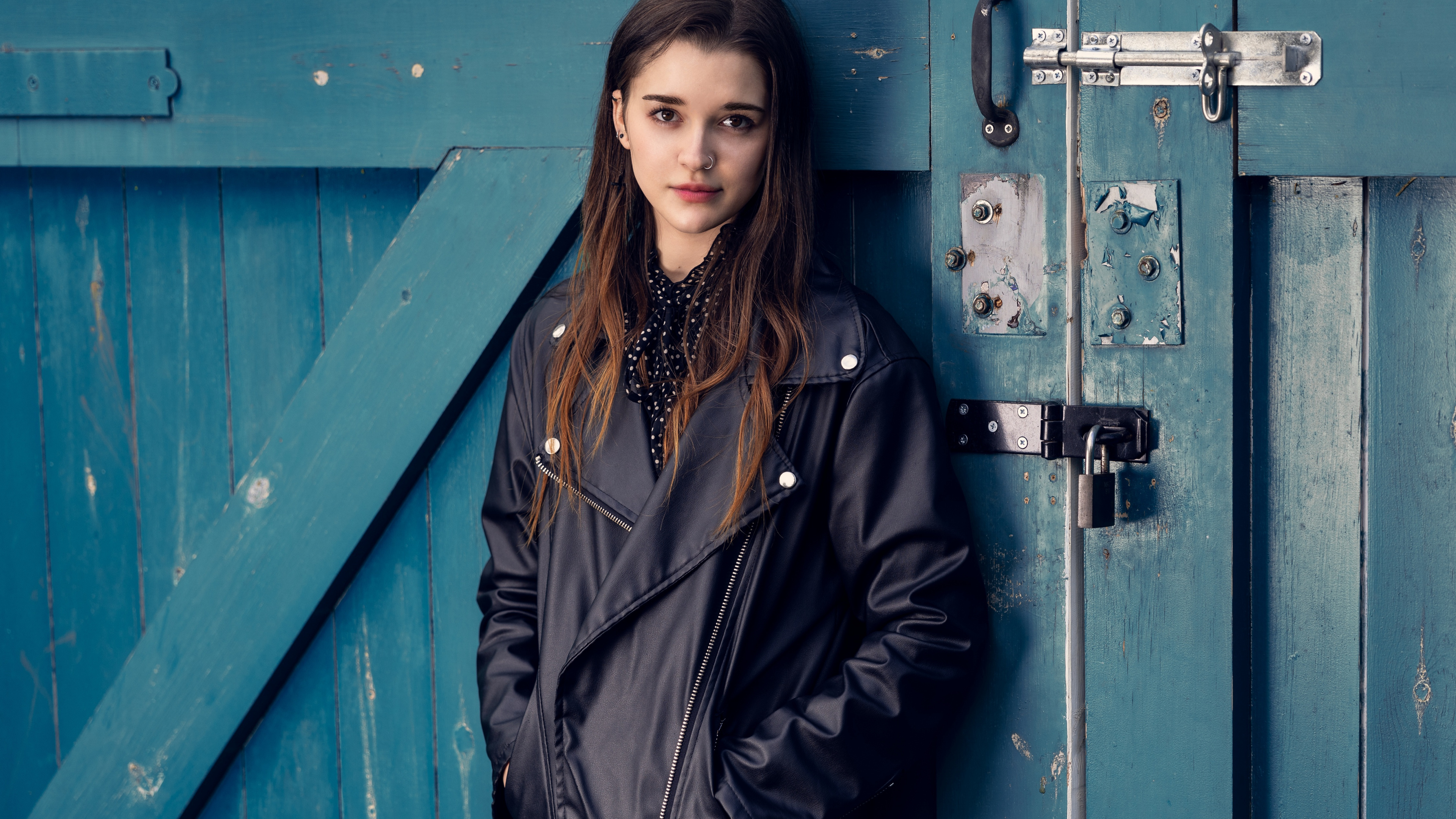 Обои синий, кожа, джинсовая ткань, леди, модель в разрешении 3840x2160
