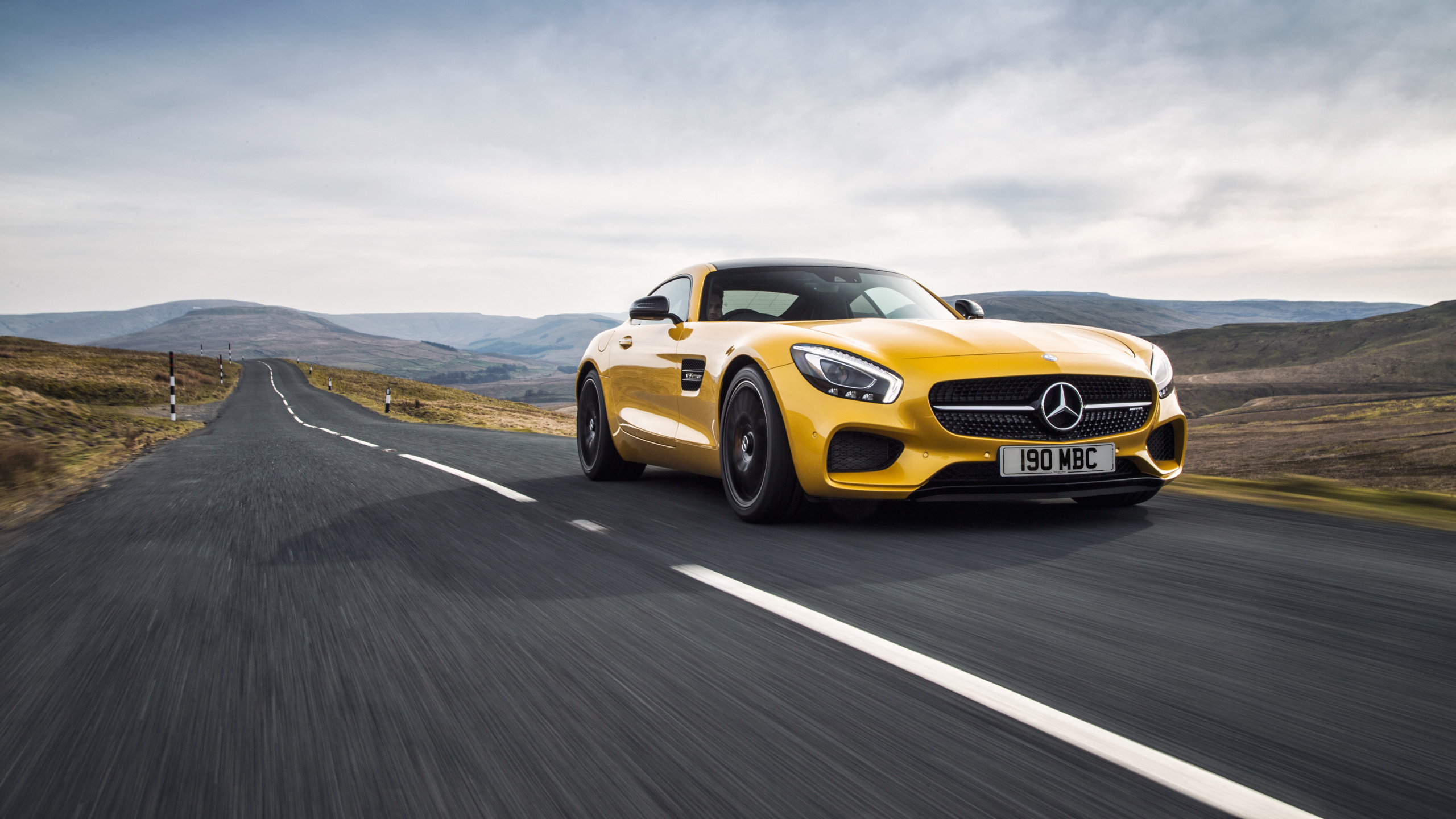 Желтый Мерседес Бенц АМГ GTS