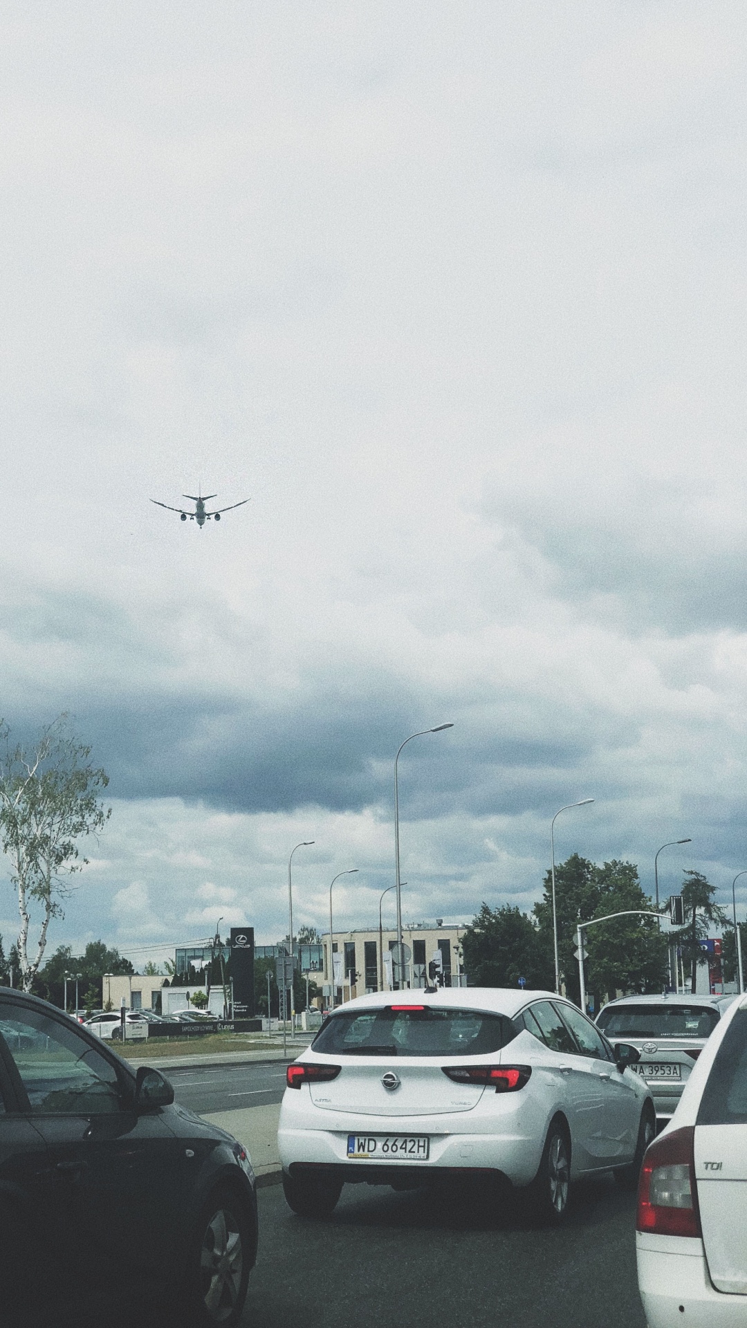 Обои Король, облако, автомобильный экстерьер, автомобильное освещение, уличный фонарь в разрешении 1080x1920