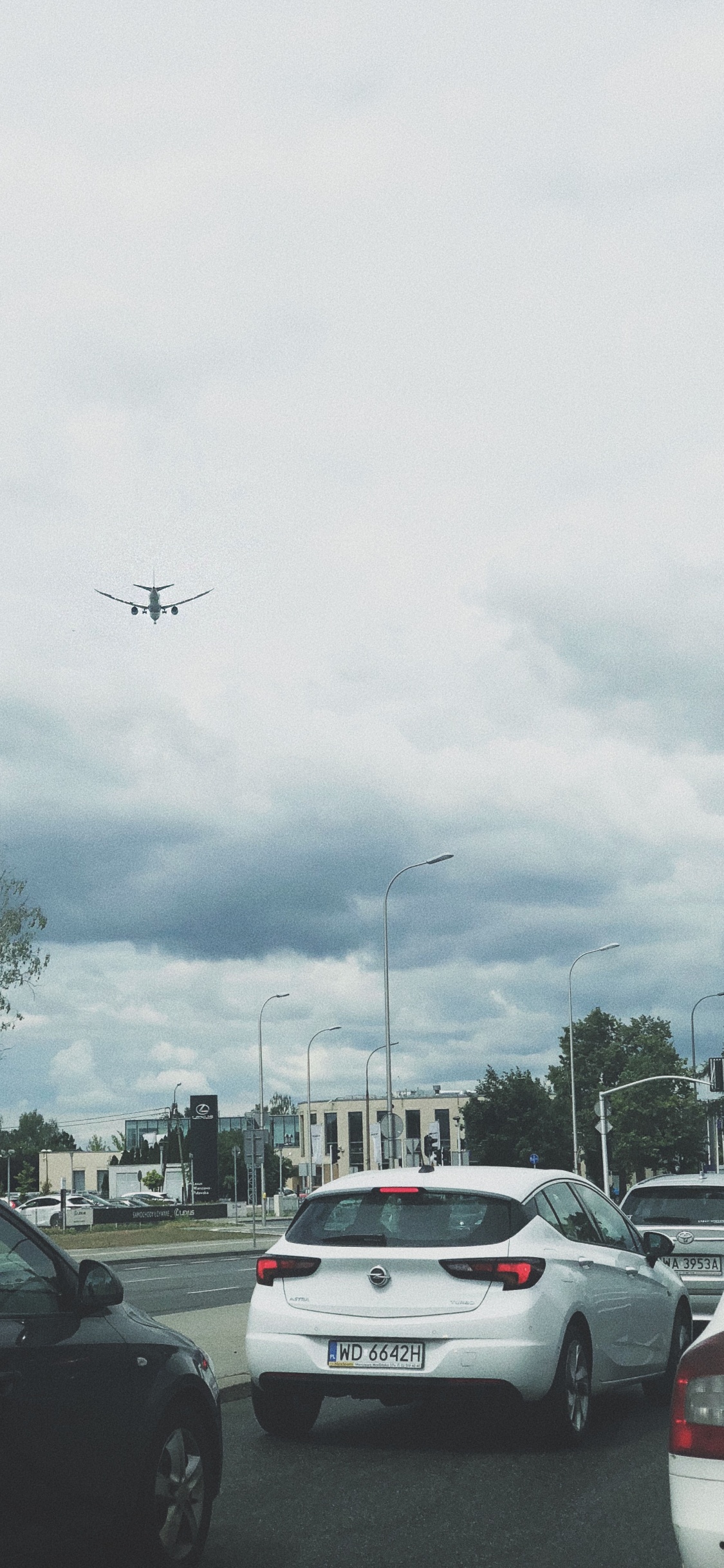 Обои Король, облако, автомобильный экстерьер, автомобильное освещение, уличный фонарь в разрешении 1125x2436