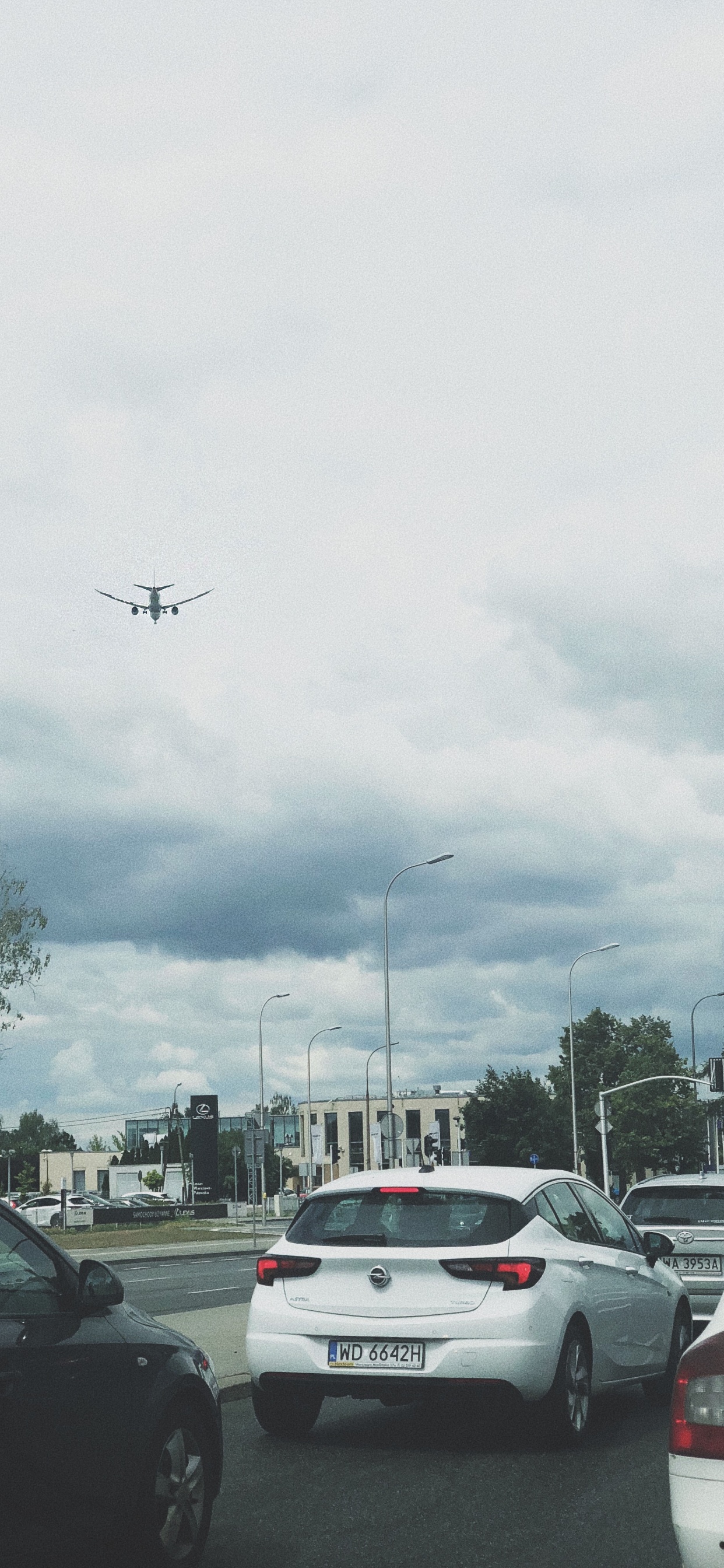 Обои Король, облако, автомобильный экстерьер, автомобильное освещение, уличный фонарь в разрешении 1242x2688