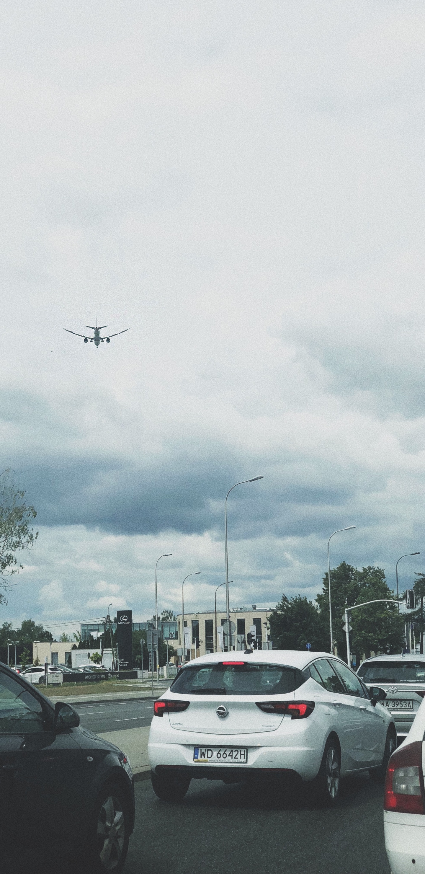 Обои Король, облако, автомобильный экстерьер, автомобильное освещение, уличный фонарь в разрешении 1440x2960