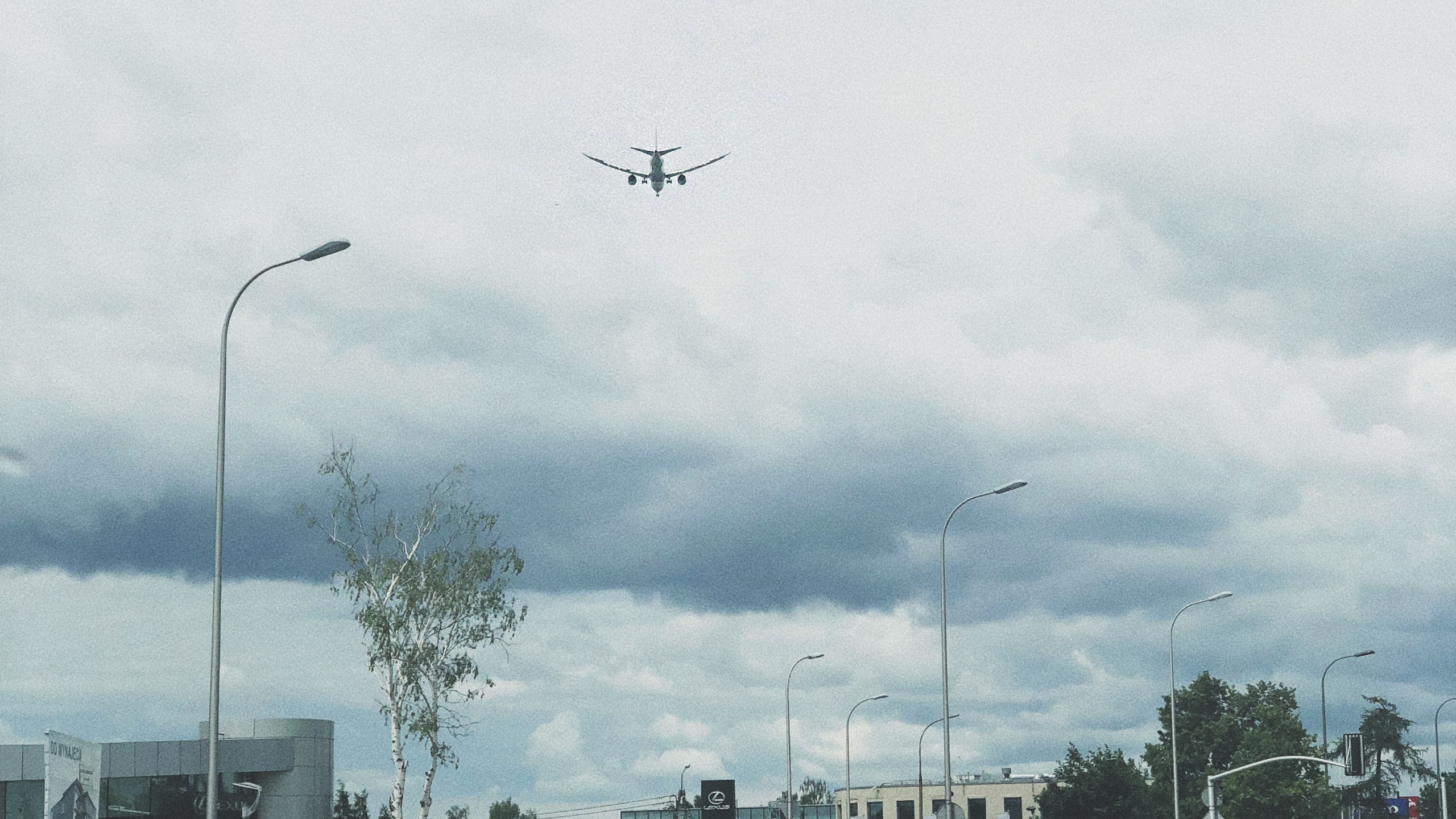 Обои Король, облако, автомобильный экстерьер, автомобильное освещение, уличный фонарь в разрешении 2560x1440