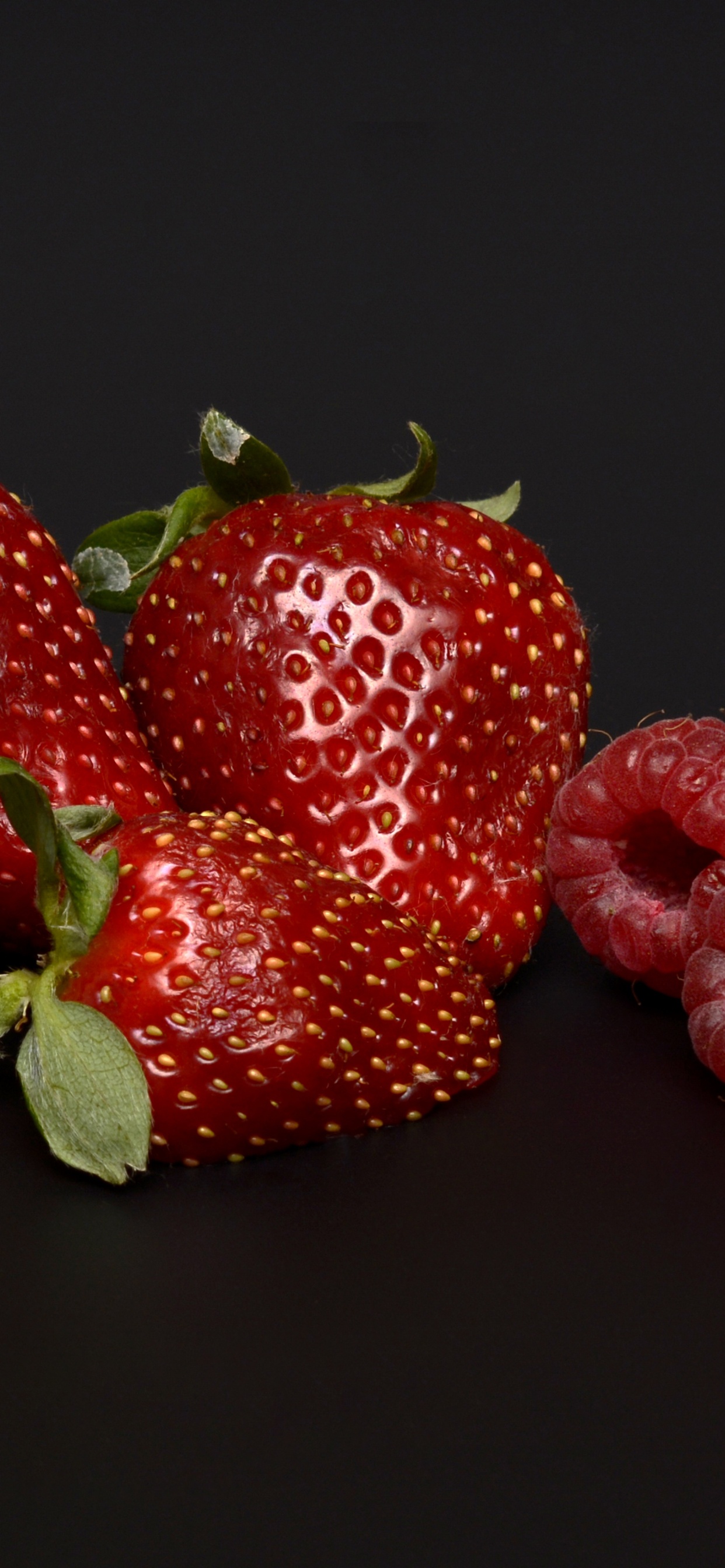 Обои ягоды, фрукты, клубника, природные продукты, красный цвет в разрешении 1242x2688
