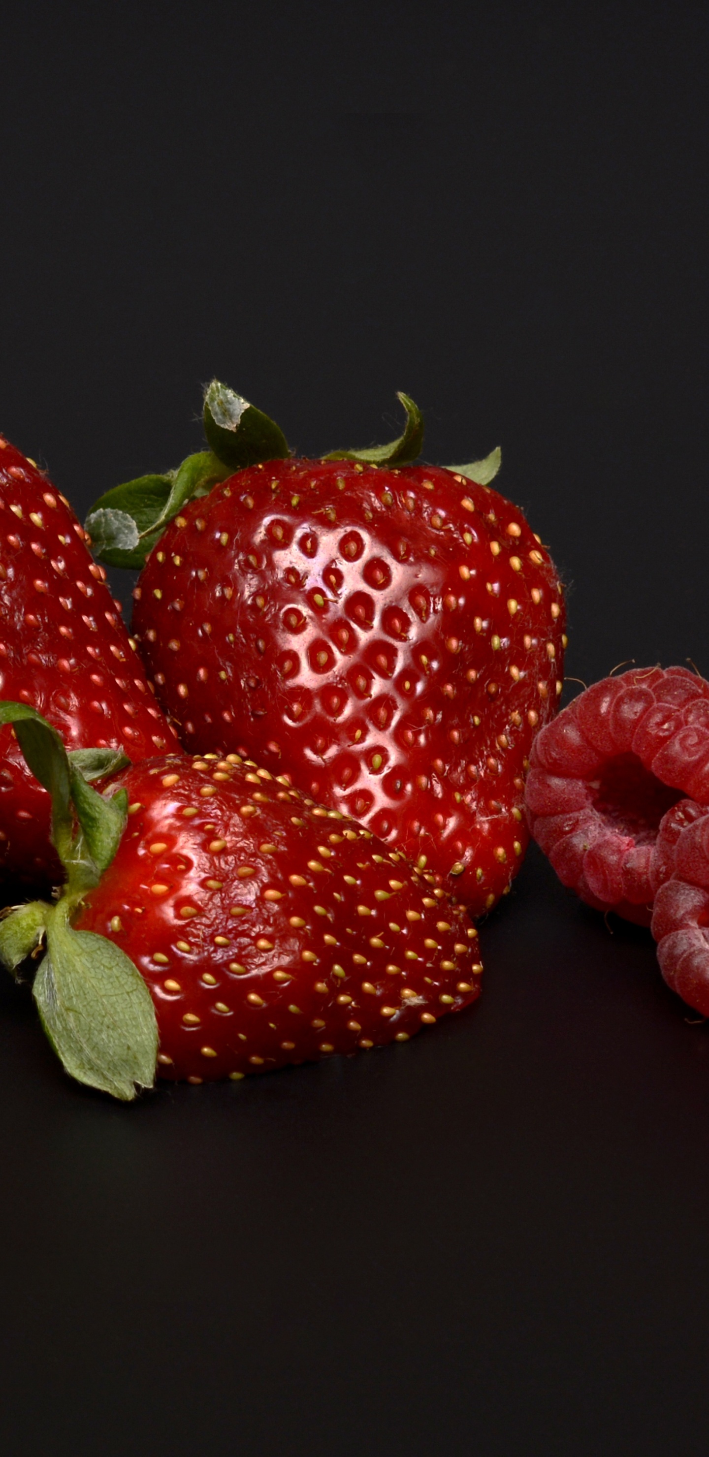 Обои ягоды, фрукты, клубника, природные продукты, красный цвет в разрешении 1440x2960