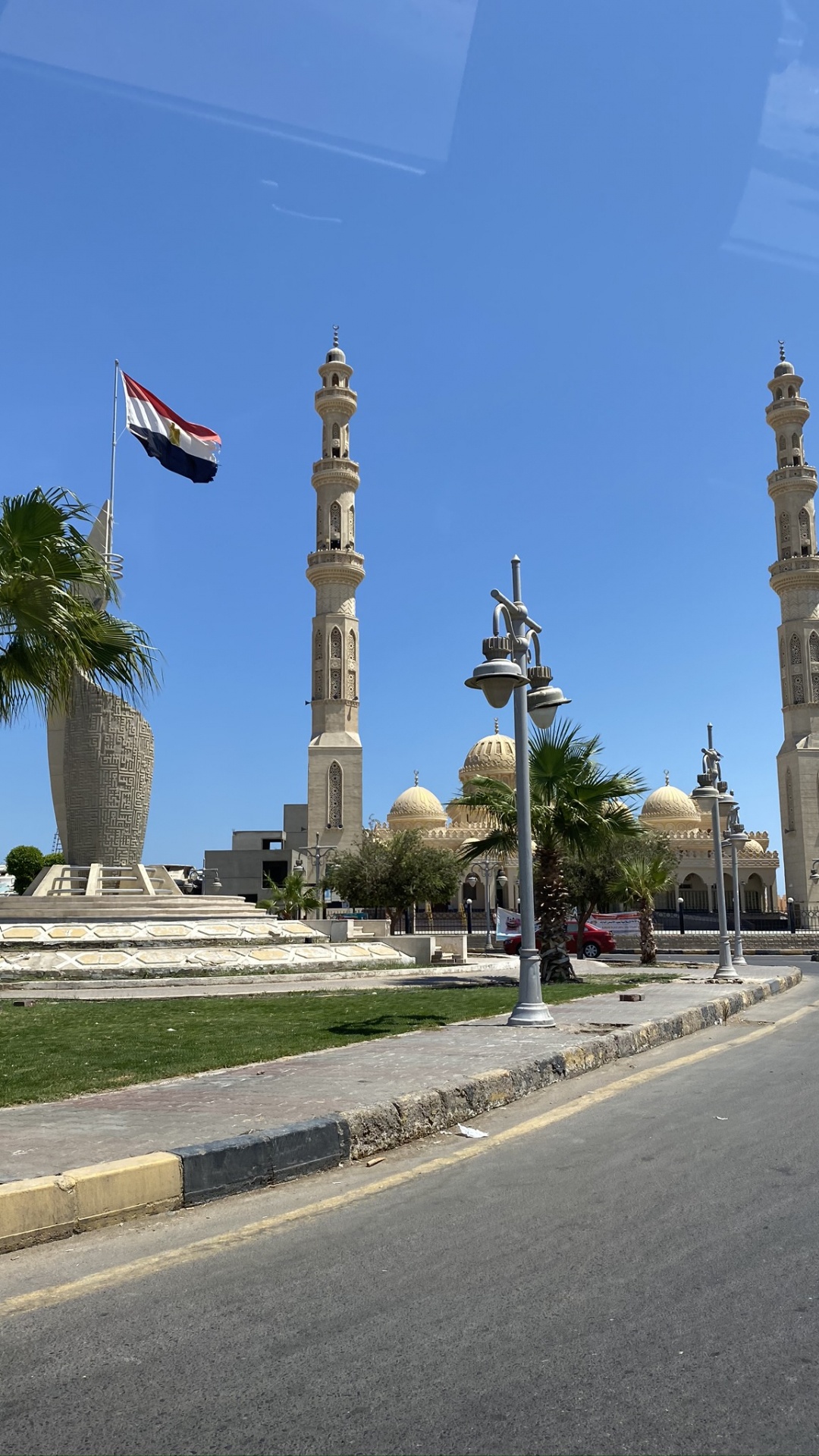 Обои ориентир, историческое место, дорожное покрытие, асфальт, флерон в разрешении 1080x1920