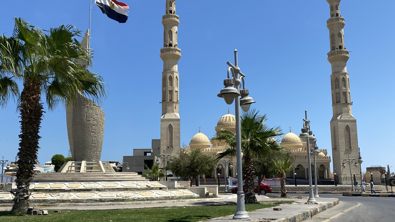 Обои ориентир, историческое место, дорожное покрытие, асфальт, флерон в разрешении 1366x768