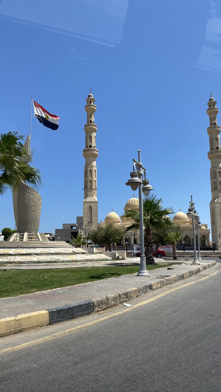 Обои ориентир, историческое место, дорожное покрытие, асфальт, флерон в разрешении 720x1280