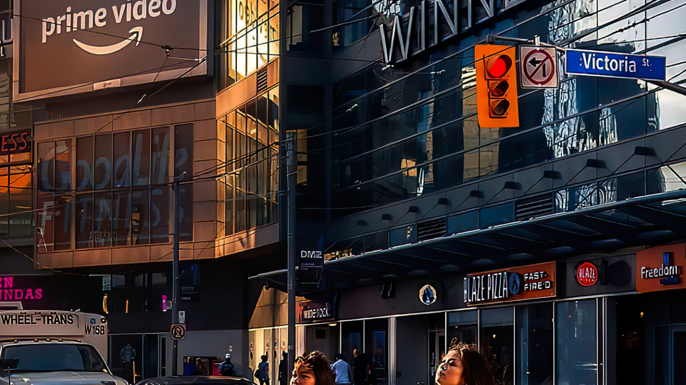 Обои снимок, здание, свет, инфраструктура, автомобильное освещение в разрешении 1366x768