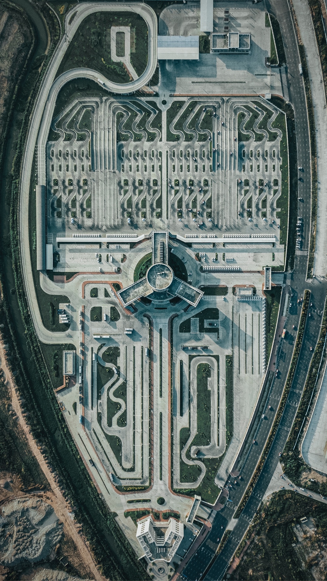 Обои здание, стекло, фасад, симметрия, собор в разрешении 1080x1920