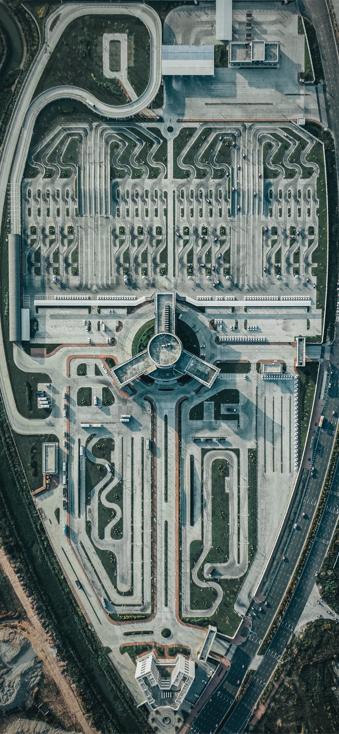 Обои здание, стекло, фасад, симметрия, собор в разрешении 1125x2436