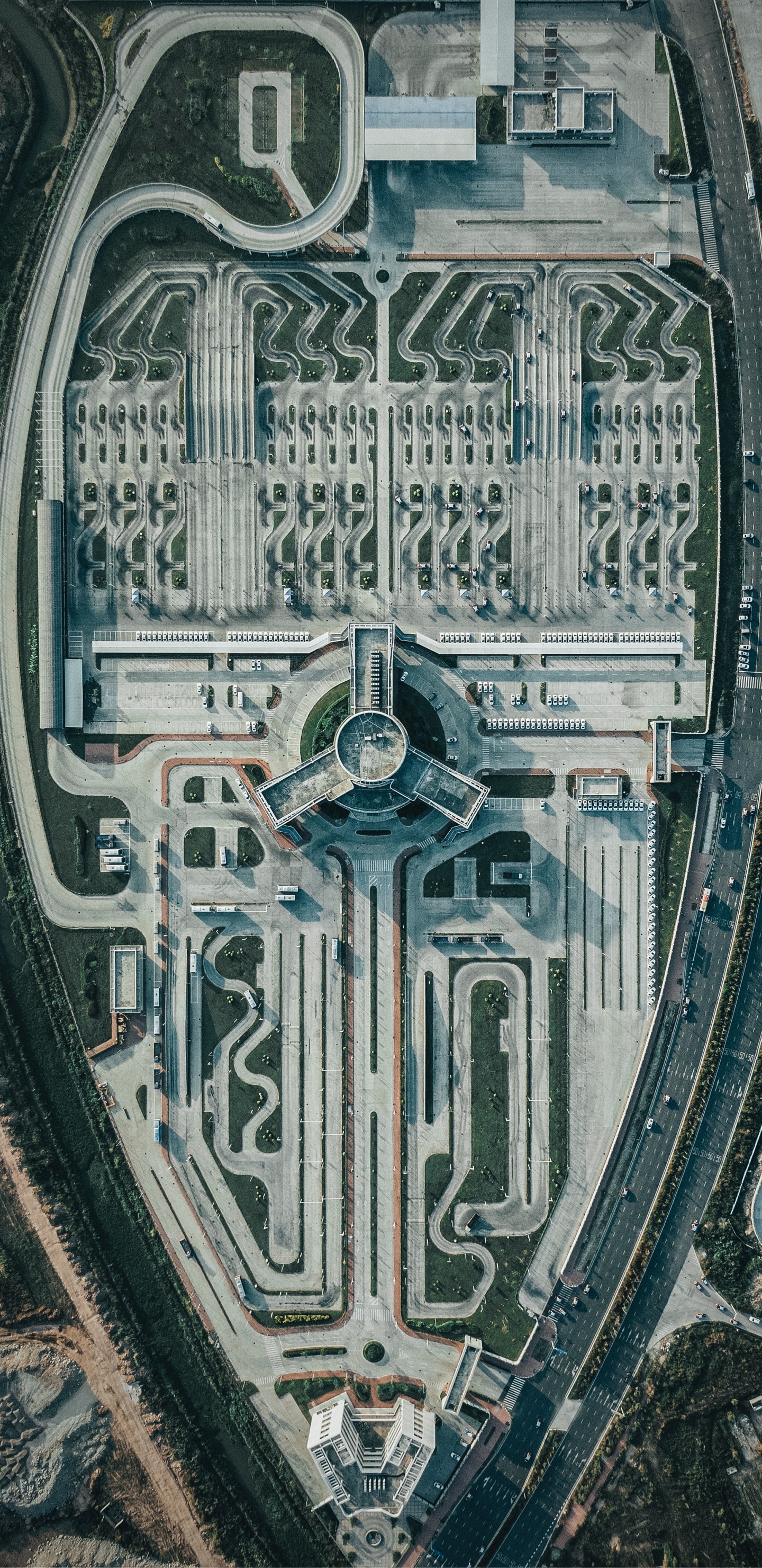 Обои здание, стекло, фасад, симметрия, собор в разрешении 1440x2960