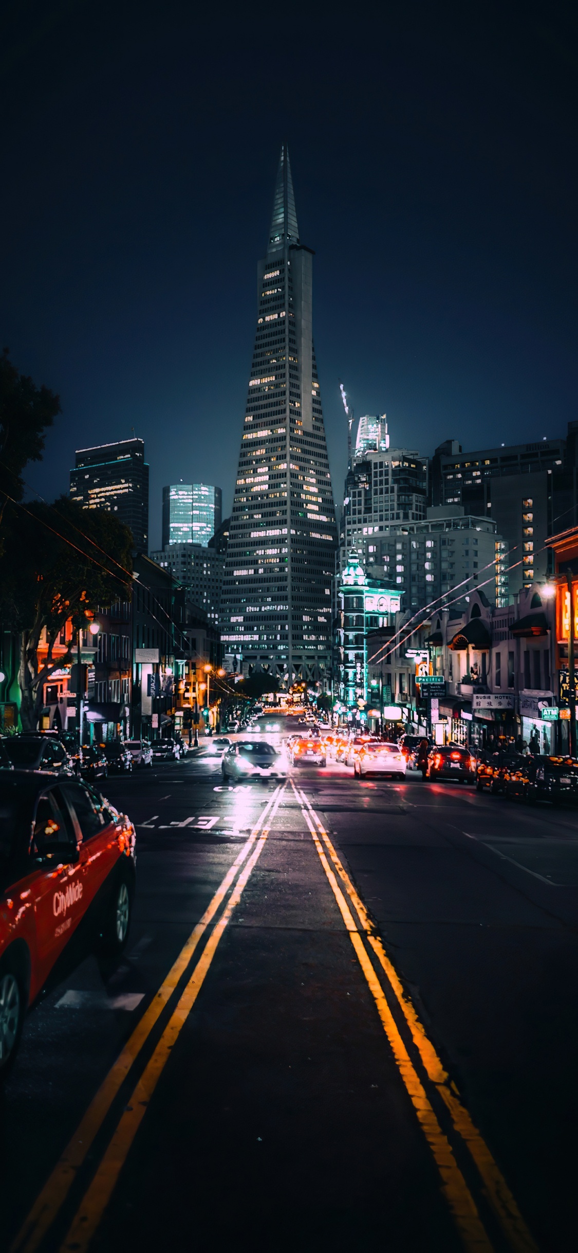 Обои город с низким углом, здание, легковые автомобили, небоскреб, колесо в разрешении 1125x2436