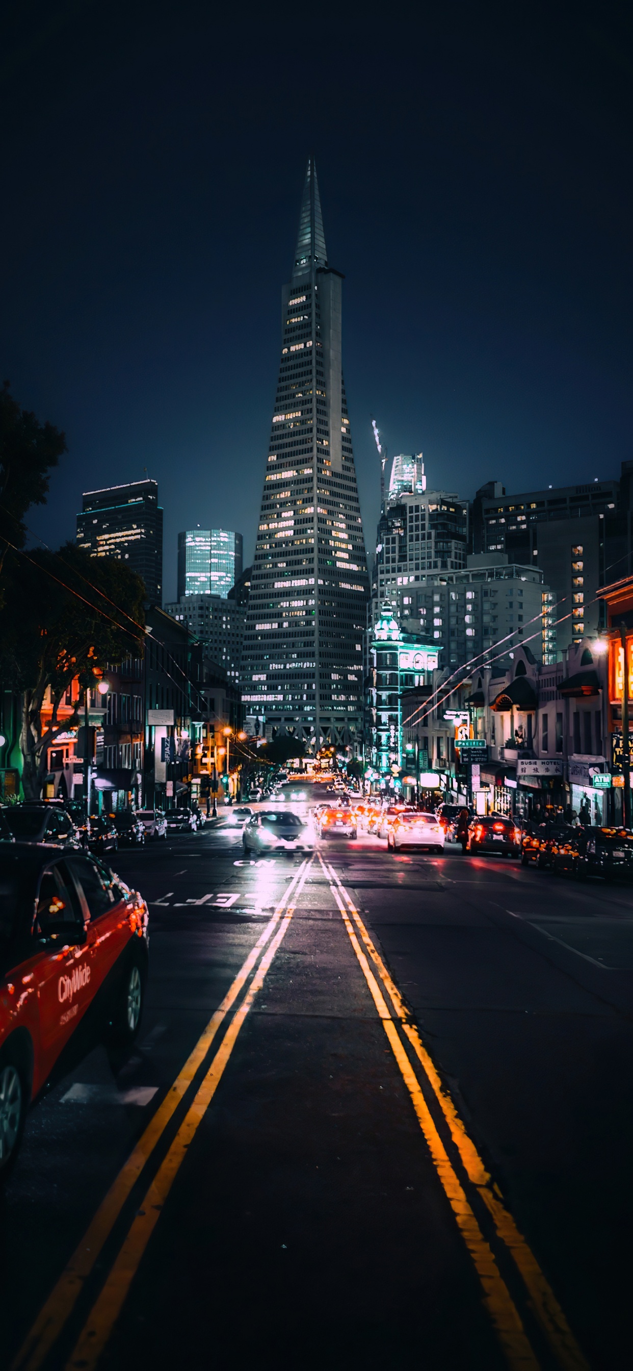 Обои город с низким углом, здание, легковые автомобили, небоскреб, колесо в разрешении 1242x2688