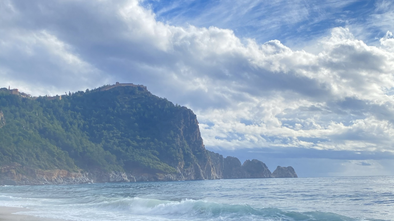 Обои облако, вода, лазурный, пляж, гора в разрешении 1366x768