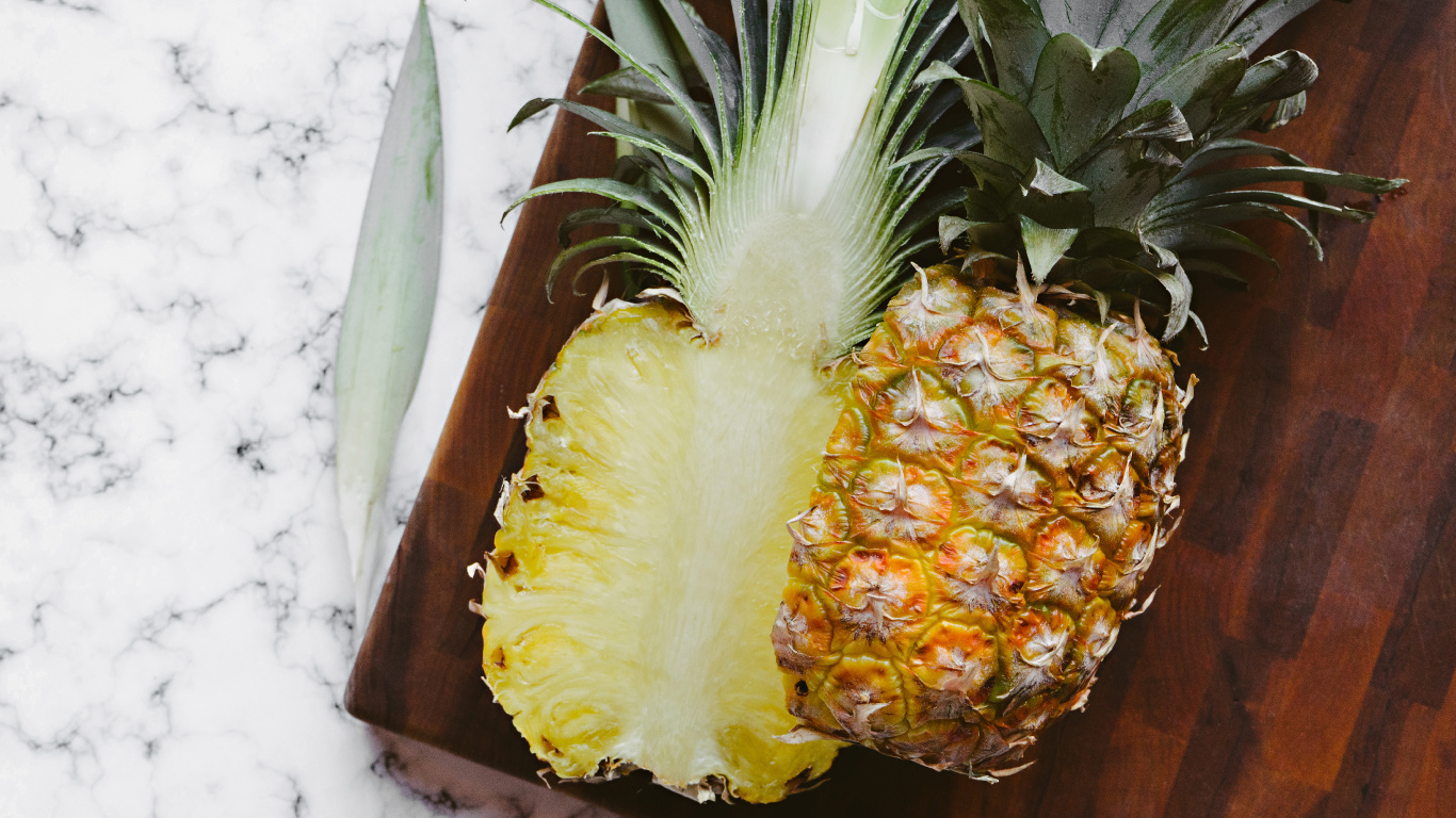 Обои ананас, фрукты, растение, пища, природные продукты в разрешении 1366x768