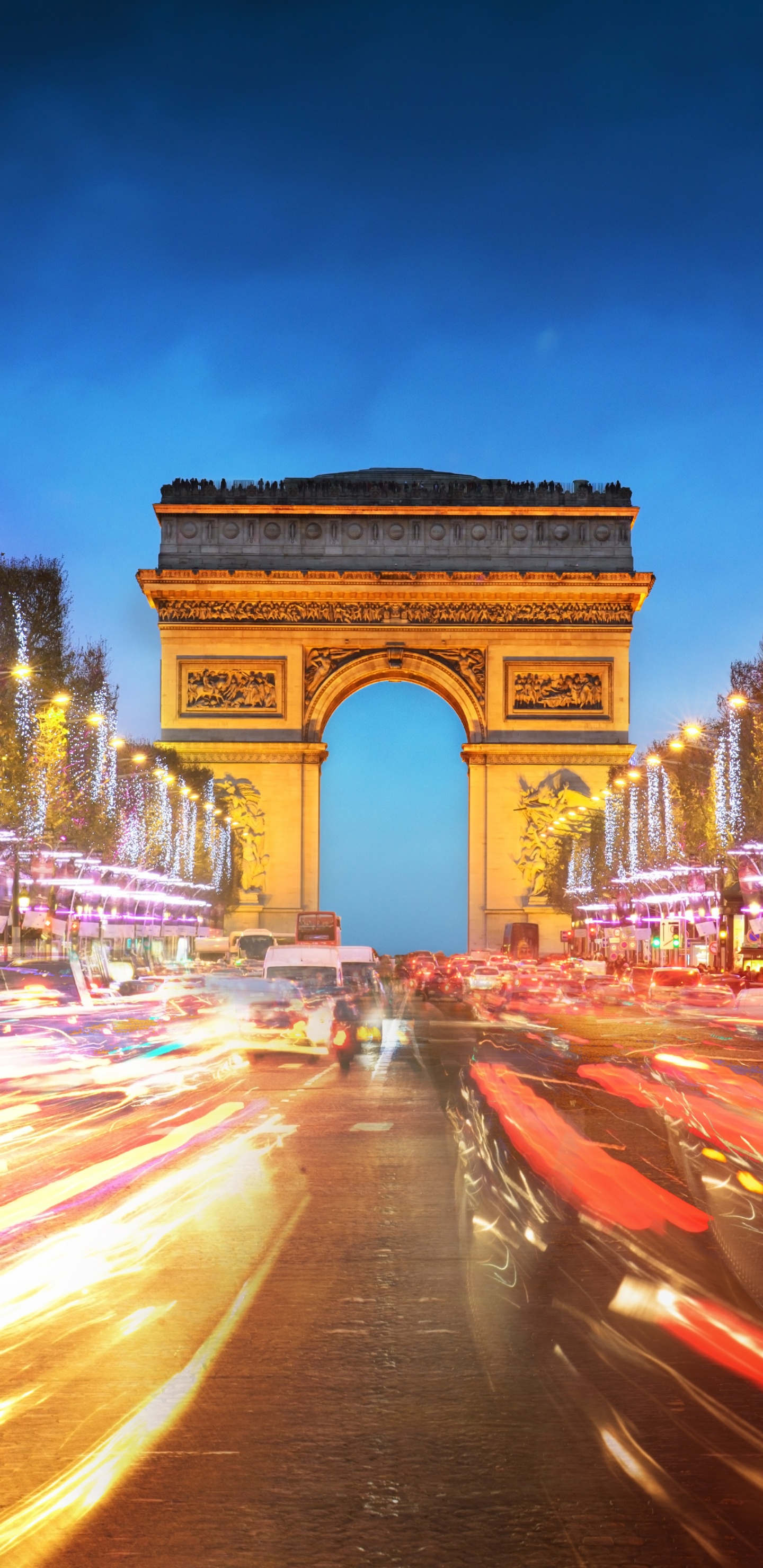 Обои Триумфальная арка, ориентир, ночь, городской район, город в разрешении 1440x2960