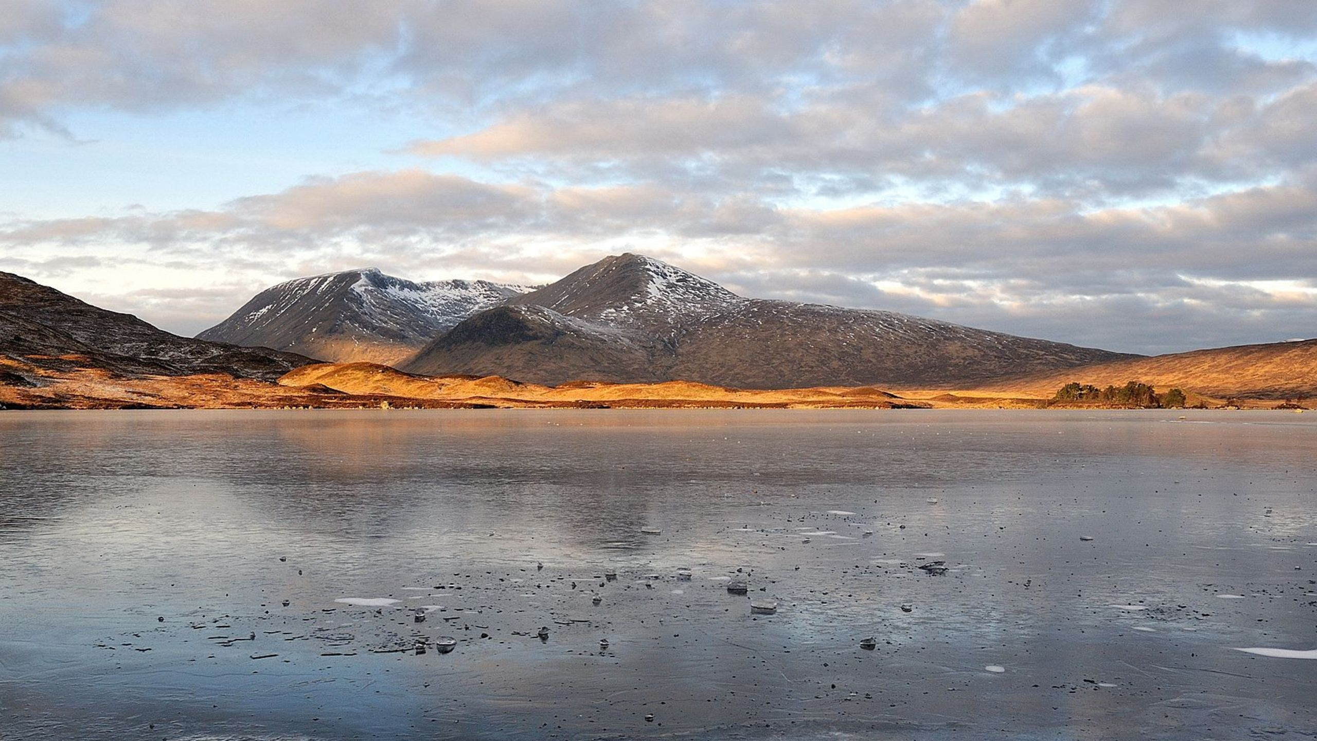 Обои нагорье, гора, отражение, озеро, небо в разрешении 2560x1440