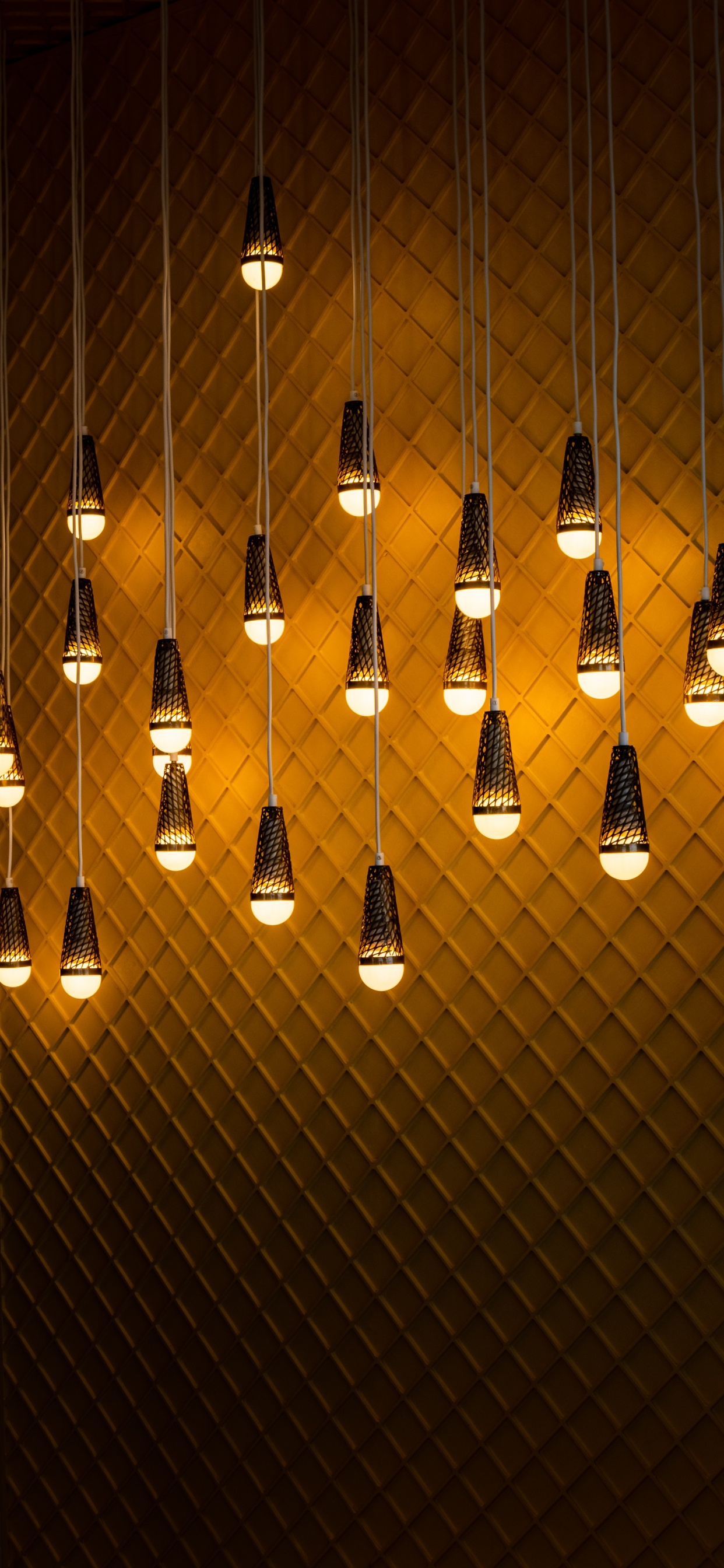 Обои Лампа накаливания, электрическое освещение, освещение, осветительная арматура, люстра в разрешении 1242x2688