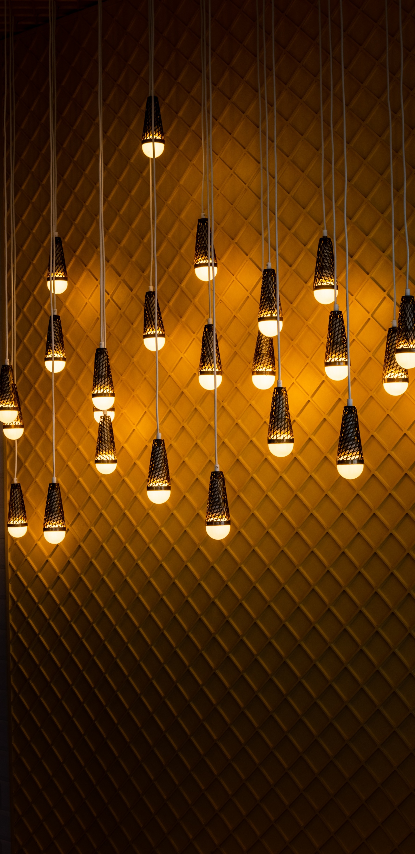 Обои Лампа накаливания, электрическое освещение, освещение, осветительная арматура, люстра в разрешении 1440x2960