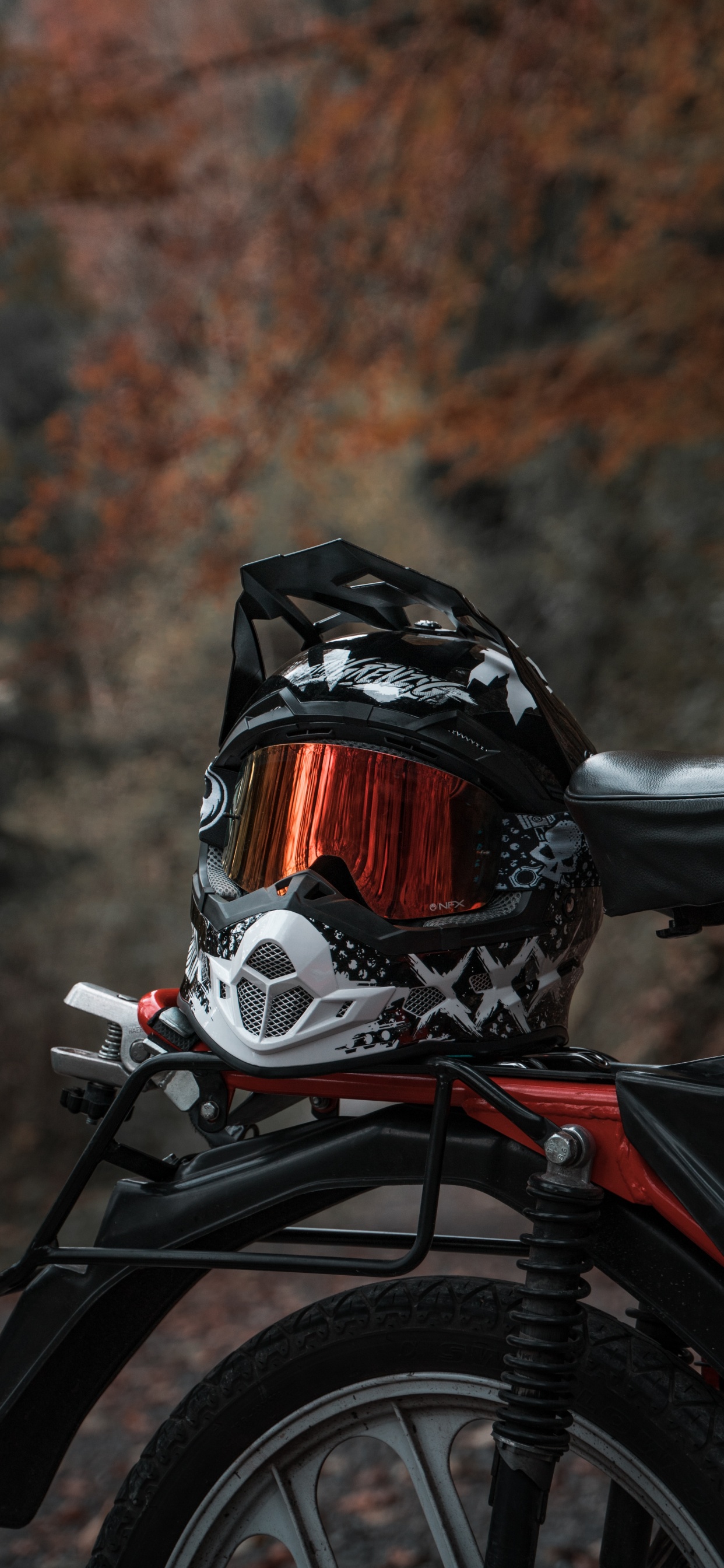 Обои фара, колесо, шлем, мотоциклетный шлем, велосипедная рама в разрешении 1242x2688