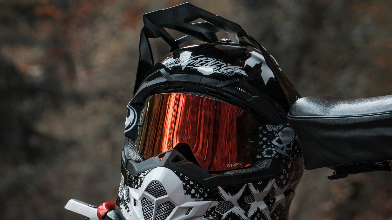 Обои фара, колесо, шлем, мотоциклетный шлем, велосипедная рама в разрешении 1366x768