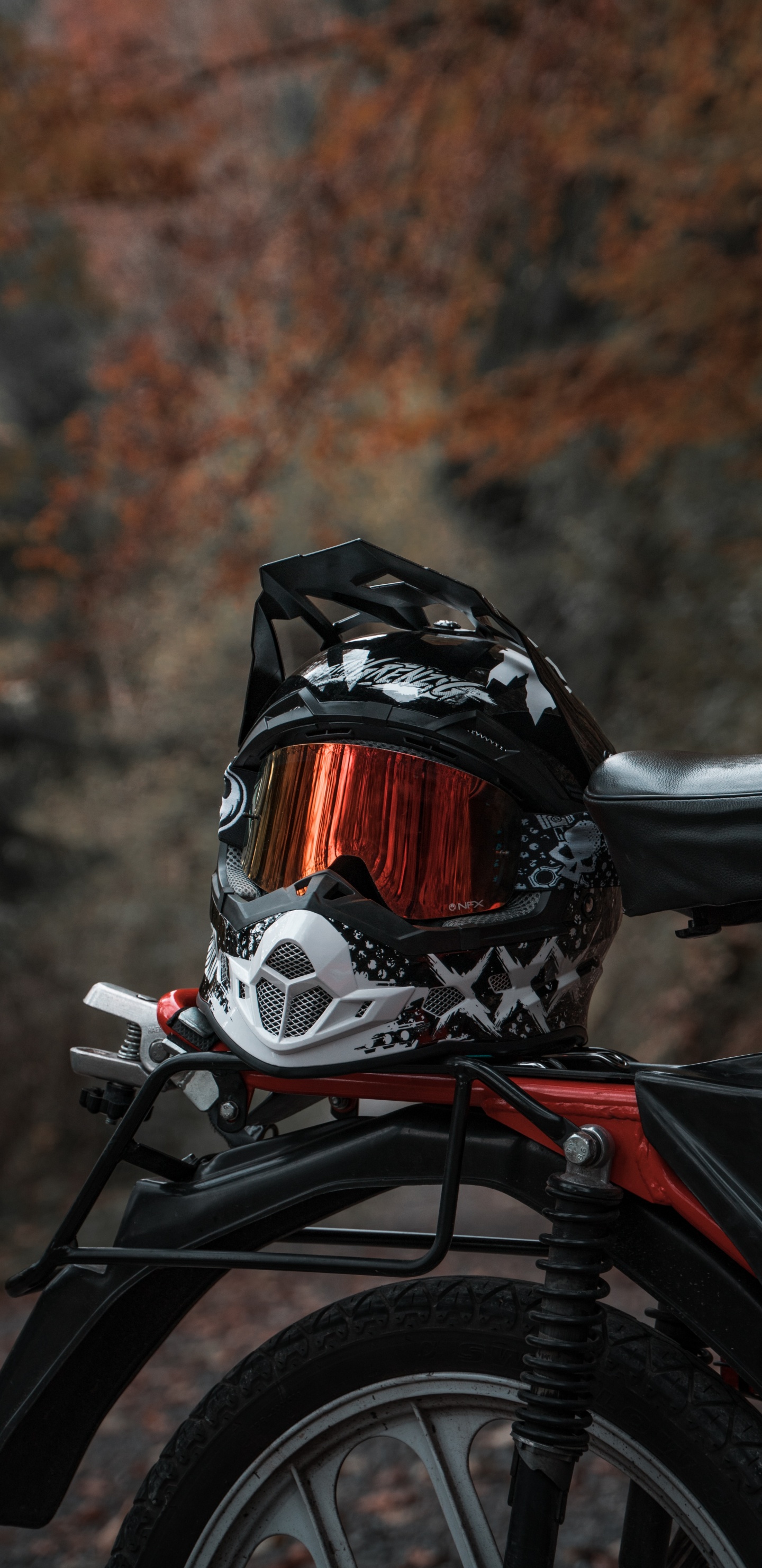 Обои фара, колесо, шлем, мотоциклетный шлем, велосипедная рама в разрешении 1440x2960