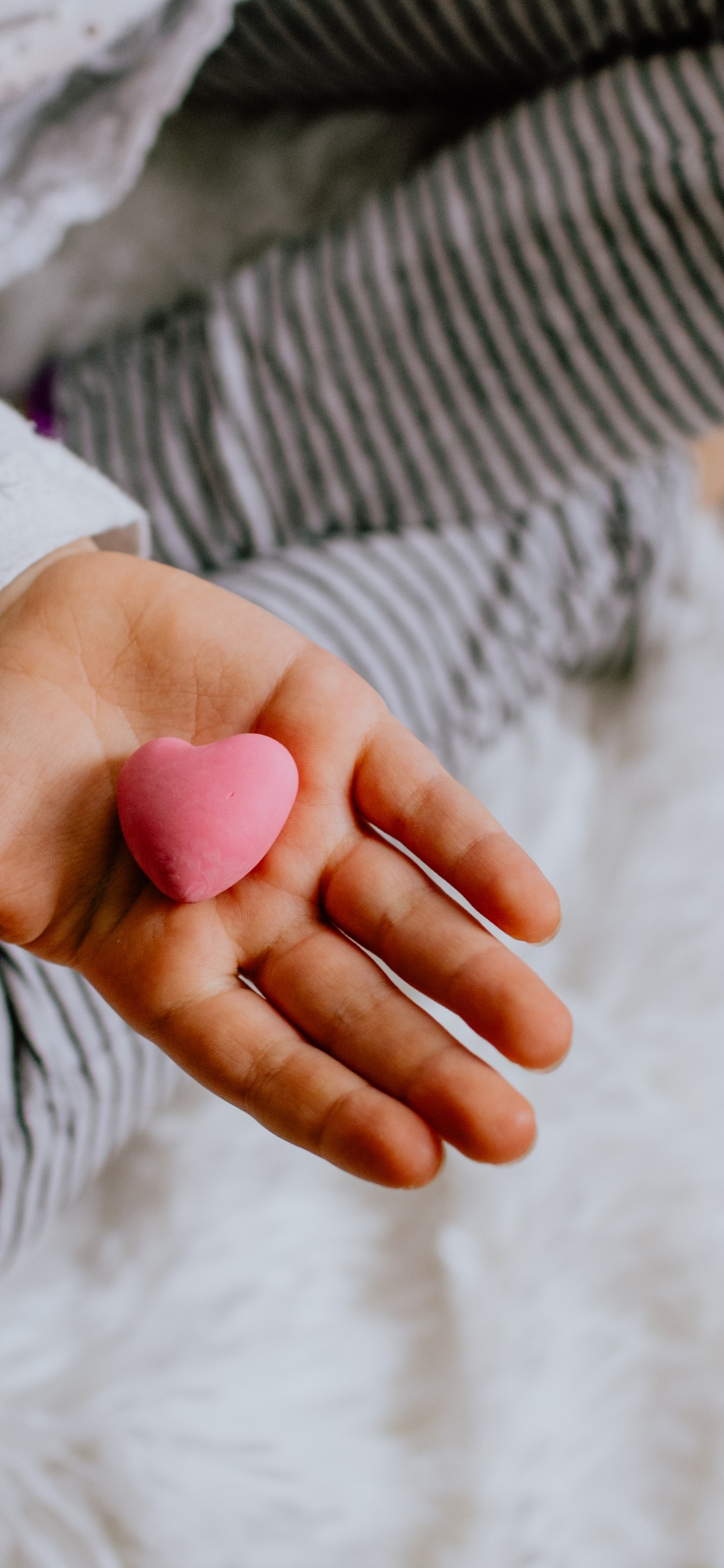 Обои нога, опыт, рука, мех, бизнес в разрешении 1242x2688