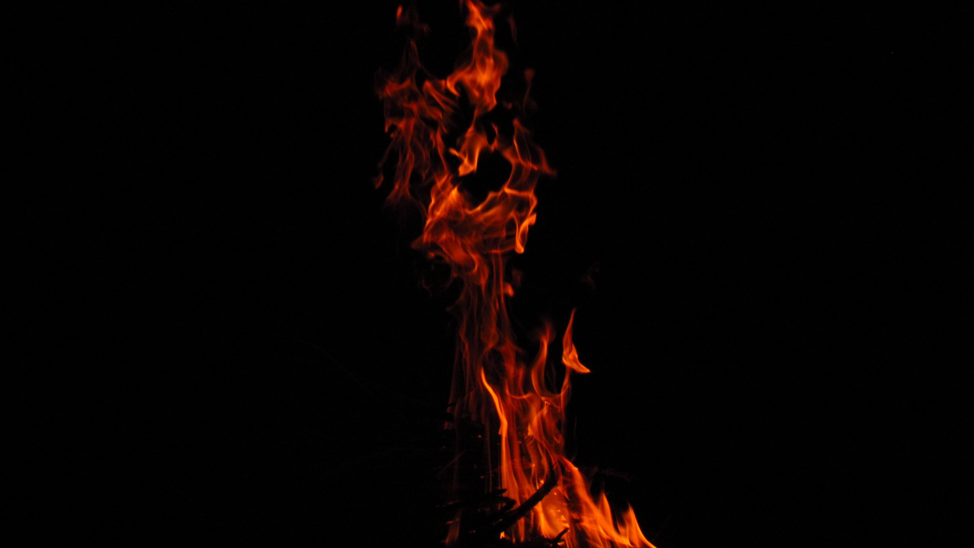 Обои пламя, огонь, тепло, темнота, костер в разрешении 1920x1080