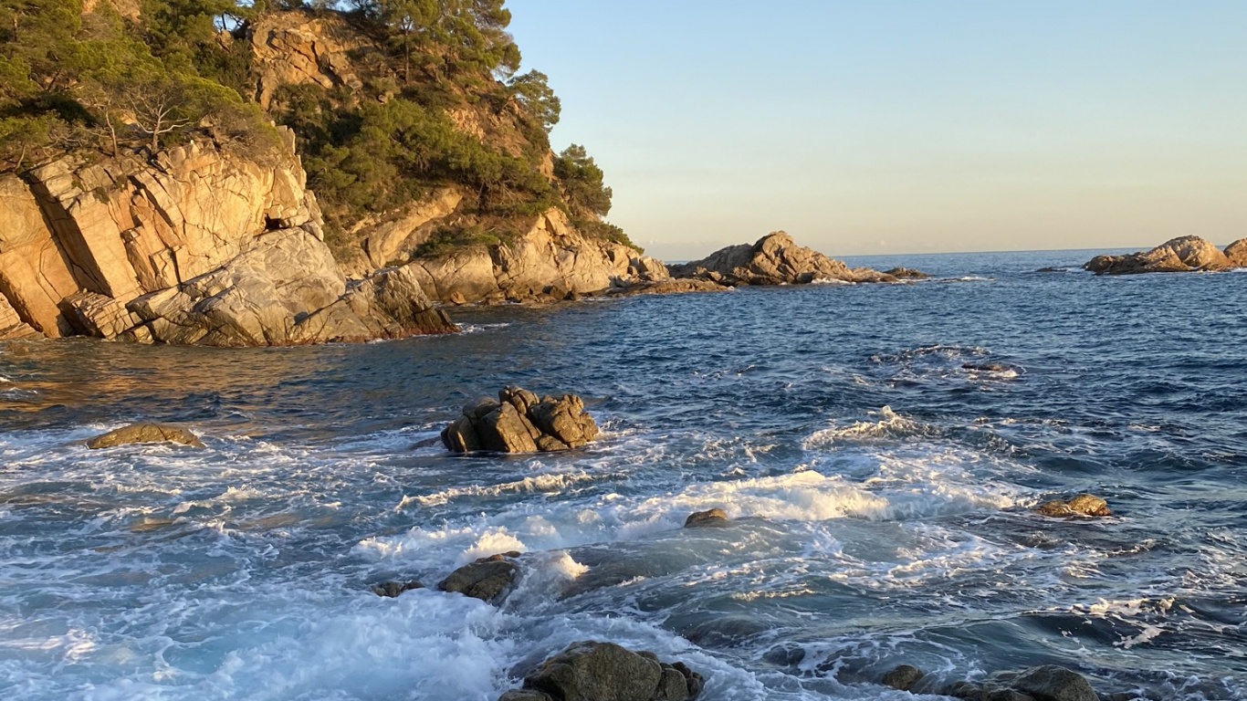 Обои море, побережье, вода, мыс, физика в разрешении 1366x768