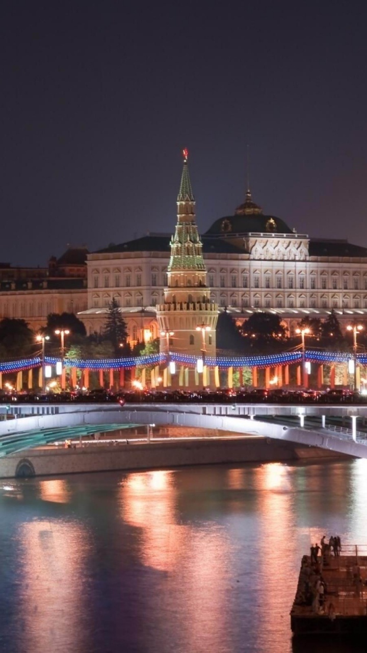 Обои ночь, город, ориентир, отражение, городской пейзаж в разрешении 720x1280