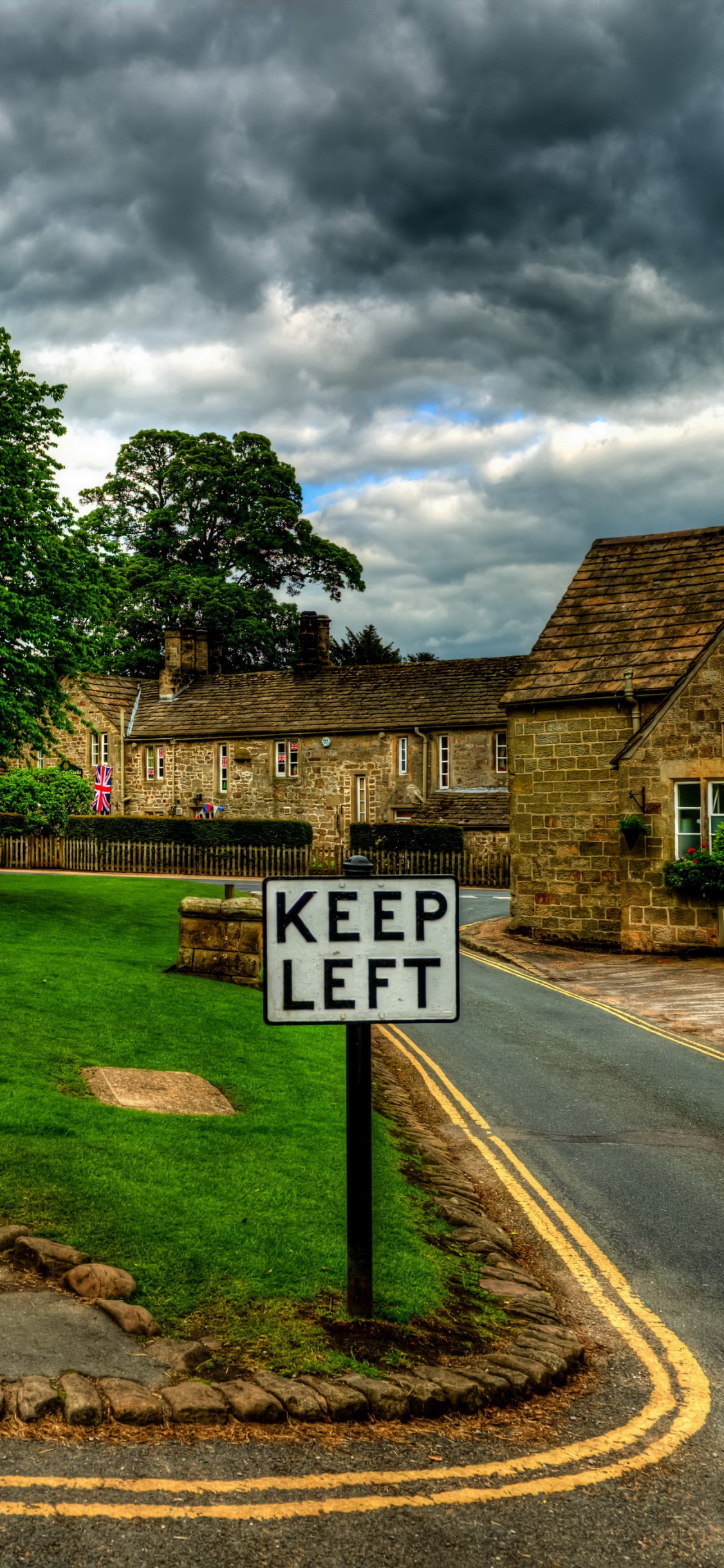 Обои дорога, зеленый, городок, Хаус, облако в разрешении 1125x2436