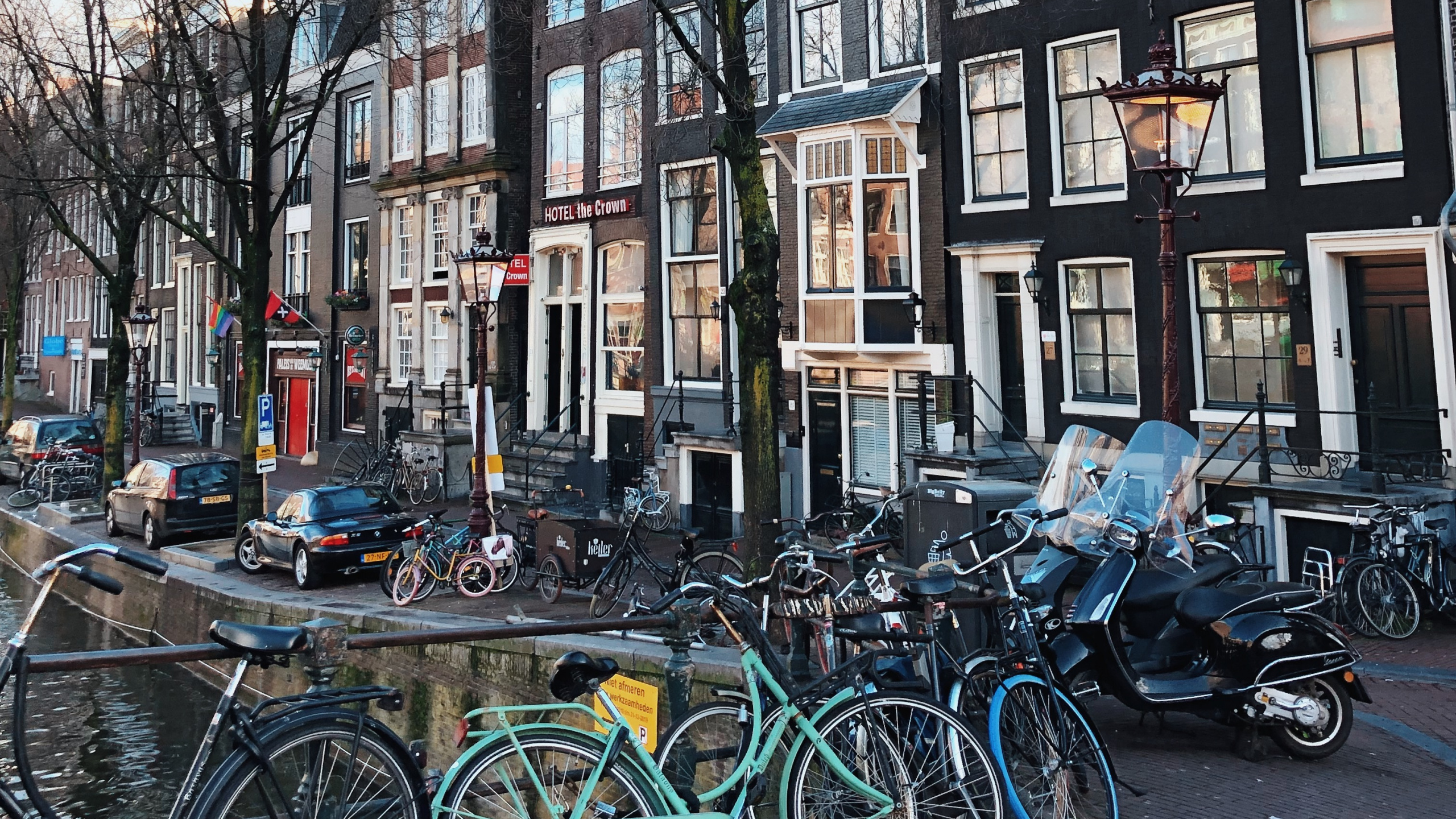 Обои дерево, велосипед, соседство, водный путь, городок в разрешении 2560x1440