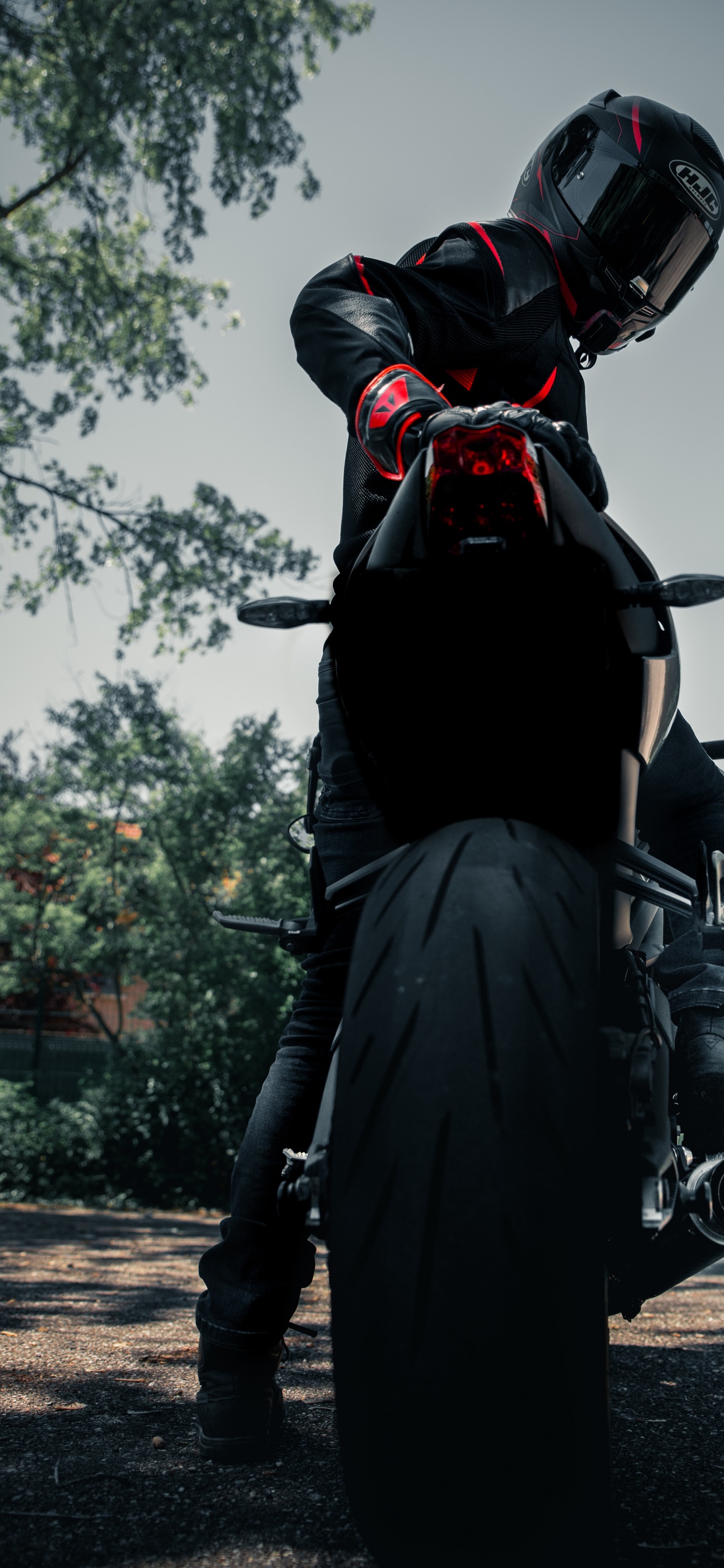 Обои мотоциклетный шлем, мотоцикл, Ямаха мотор Компани, шлем, мотоспорт в разрешении 1242x2688