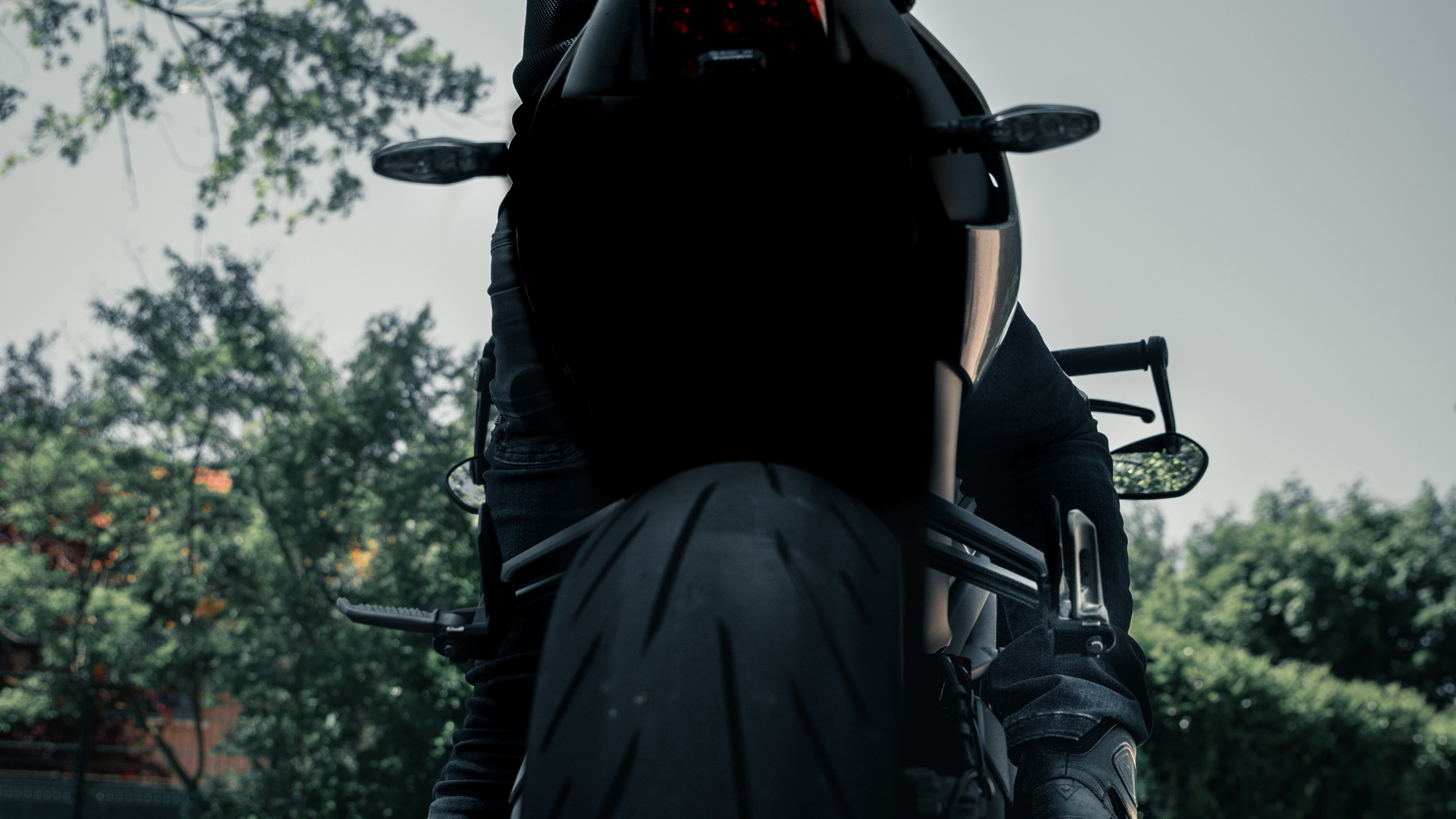 Обои мотоциклетный шлем, мотоцикл, Ямаха мотор Компани, шлем, мотоспорт в разрешении 2560x1440